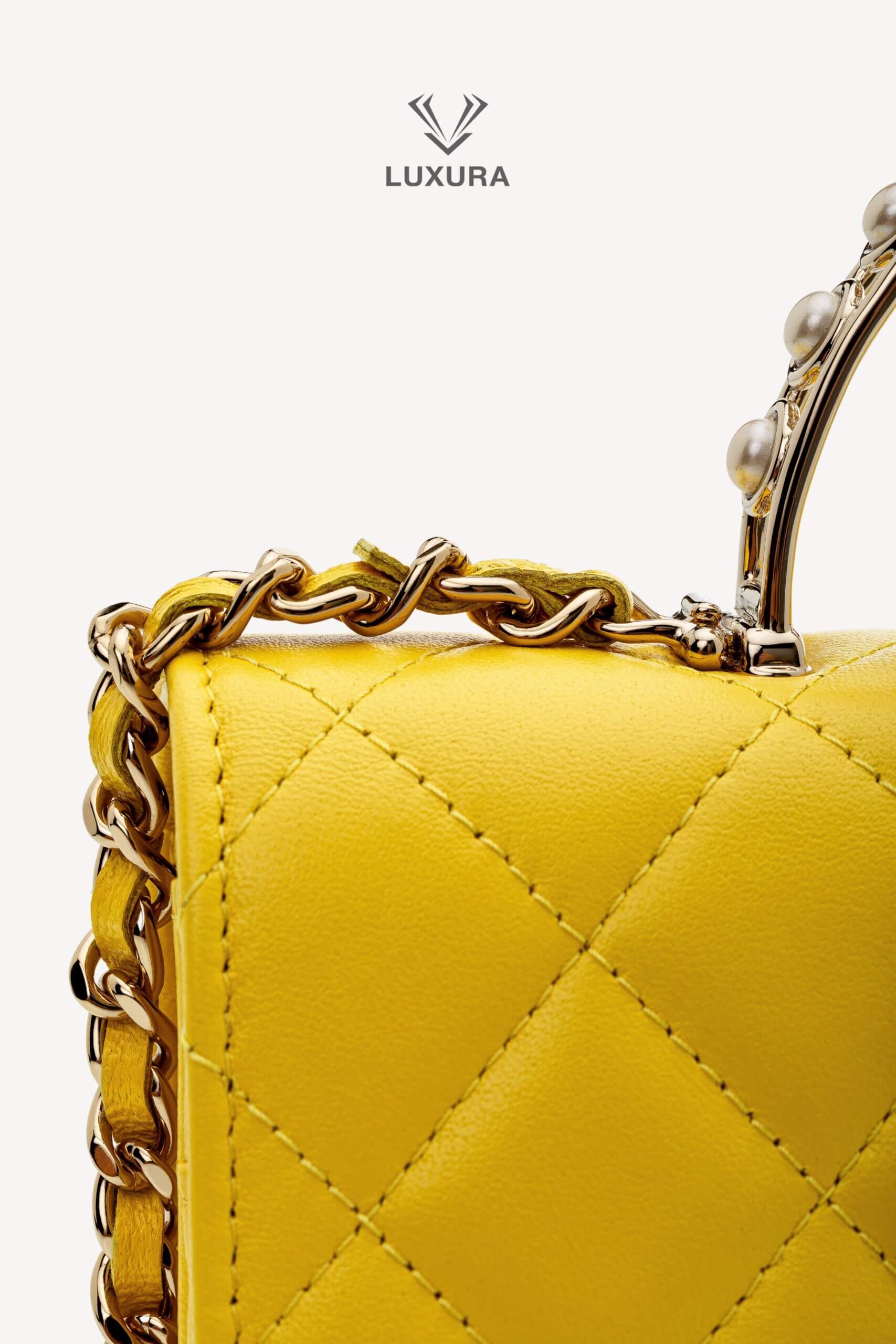 <span style="font-size: 10px;letter-spacing: .15em">HARD TO FIND</span><br> <strong>CHANEL</strong><br> <div style="margin-top:10px;font-size:16px">Top Handle Wallet On Chain Yellow Gold Hardware</div><br> - Image 15