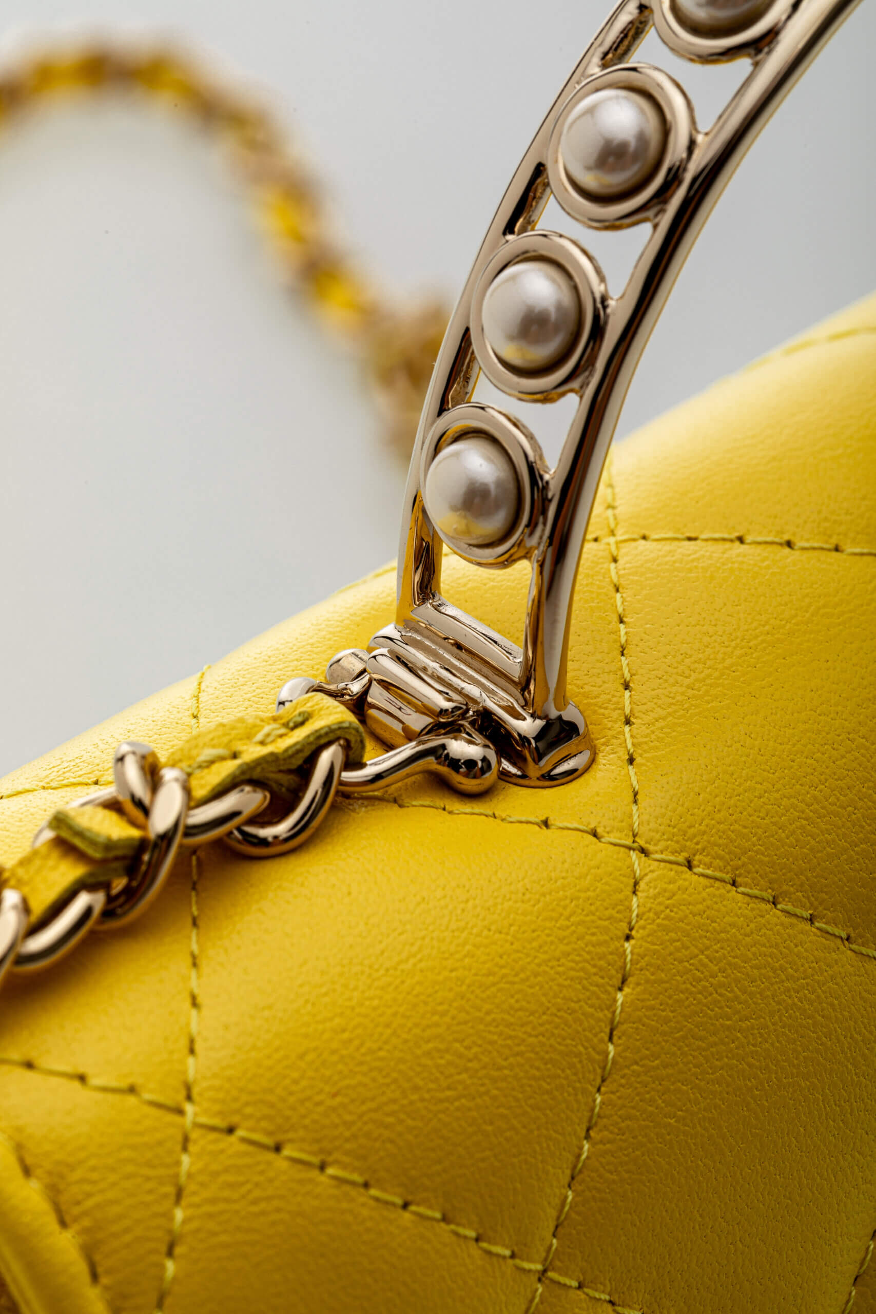 <span style="font-size: 10px;letter-spacing: .15em">HARD TO FIND</span><br> <strong>CHANEL</strong><br> <div style="margin-top:10px;font-size:16px">Top Handle Wallet On Chain Yellow Gold Hardware</div><br> - Image 21