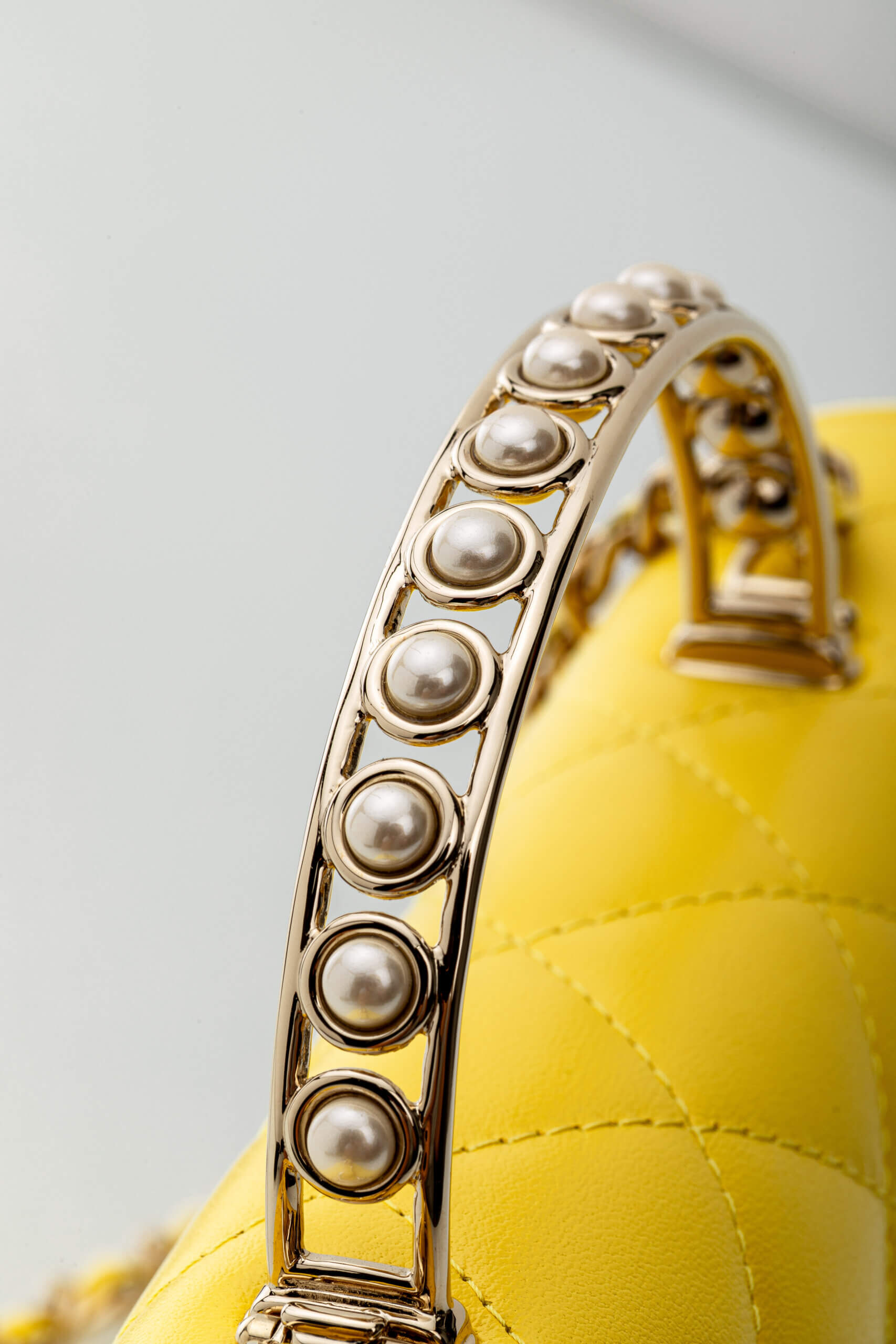 <span style="font-size: 10px;letter-spacing: .15em">HARD TO FIND</span><br> <strong>CHANEL</strong><br> <div style="margin-top:10px;font-size:16px">Top Handle Wallet On Chain Yellow Gold Hardware</div><br> - Image 11