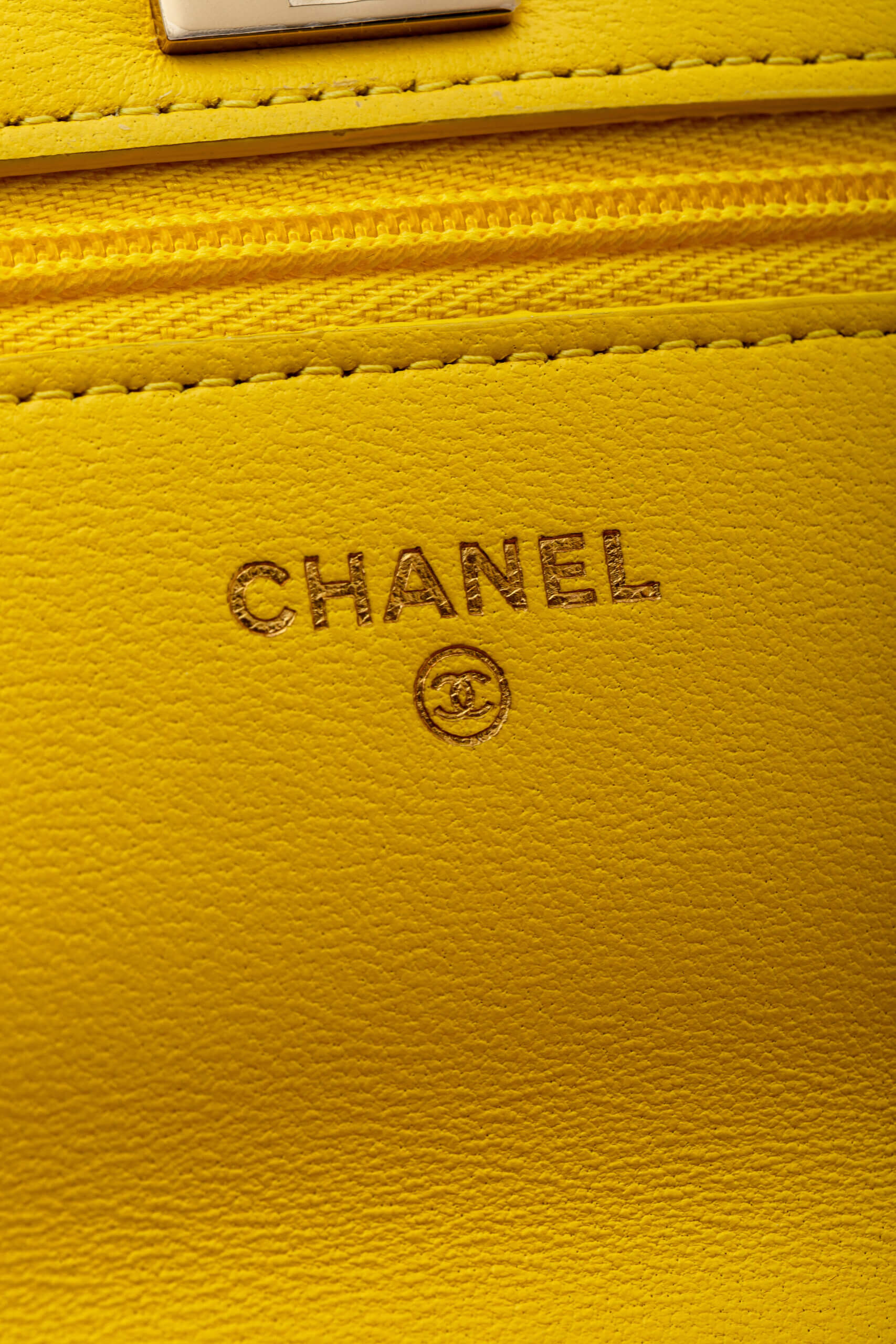 <span style="font-size: 10px;letter-spacing: .15em">HARD TO FIND</span><br> <strong>CHANEL</strong><br> <div style="margin-top:10px;font-size:16px">Top Handle Wallet On Chain Yellow Gold Hardware</div><br> - Image 22