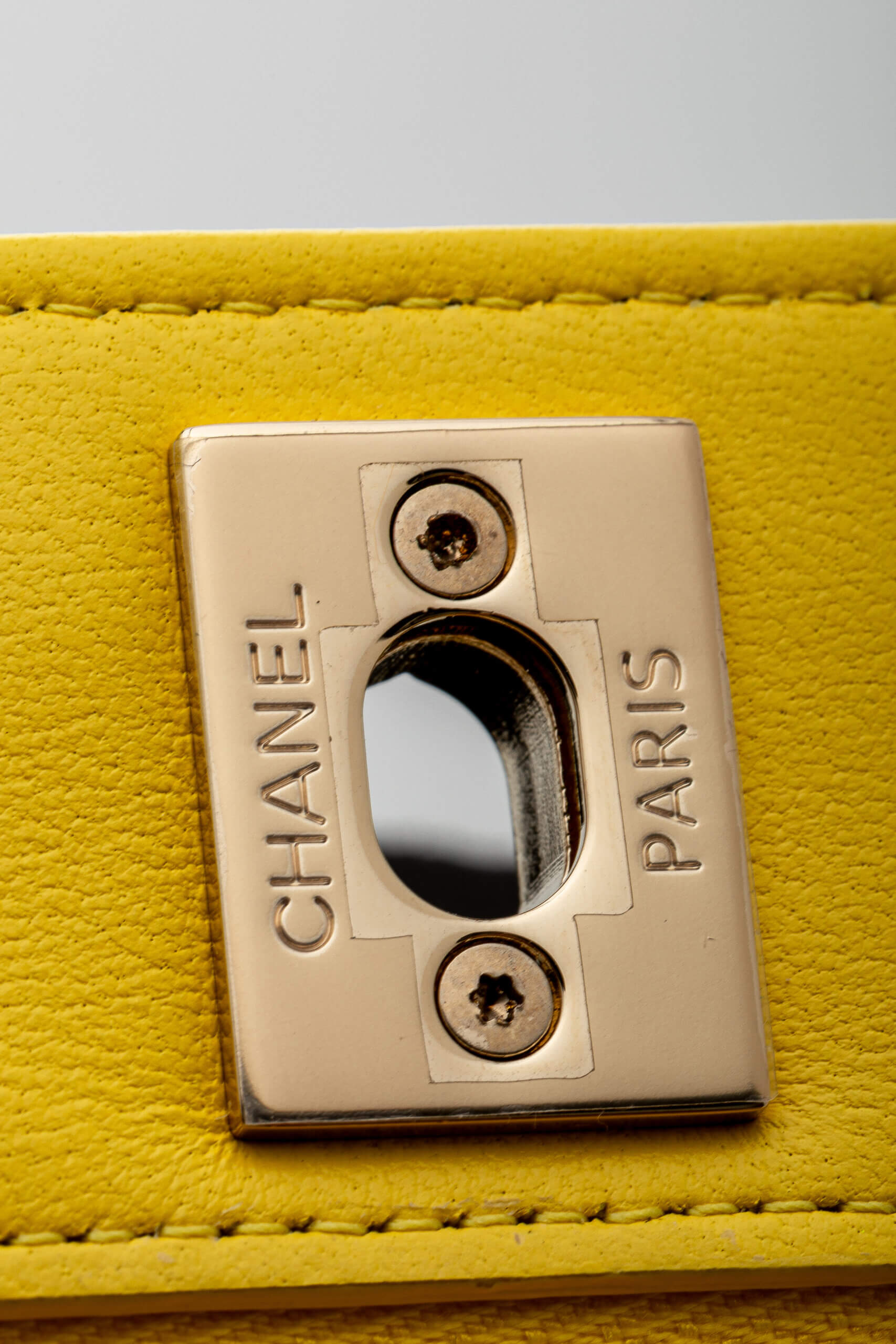 <span style="font-size: 10px;letter-spacing: .15em">HARD TO FIND</span><br> <strong>CHANEL</strong><br> <div style="margin-top:10px;font-size:16px">Top Handle Wallet On Chain Yellow Gold Hardware</div><br> - Image 18