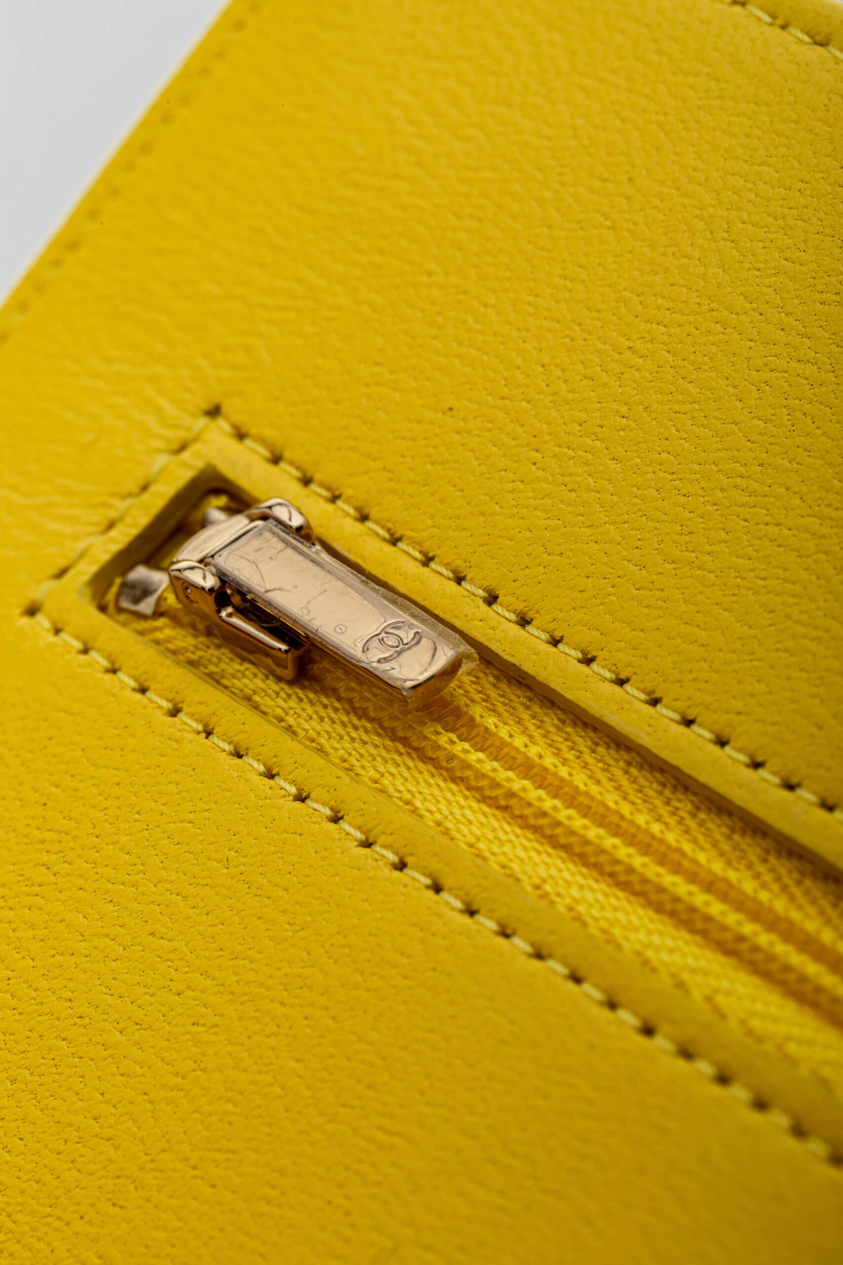 <span style="font-size: 10px;letter-spacing: .15em">HARD TO FIND</span><br> <strong>CHANEL</strong><br> <div style="margin-top:10px;font-size:16px">Top Handle Wallet On Chain Yellow Gold Hardware</div><br> - Image 27