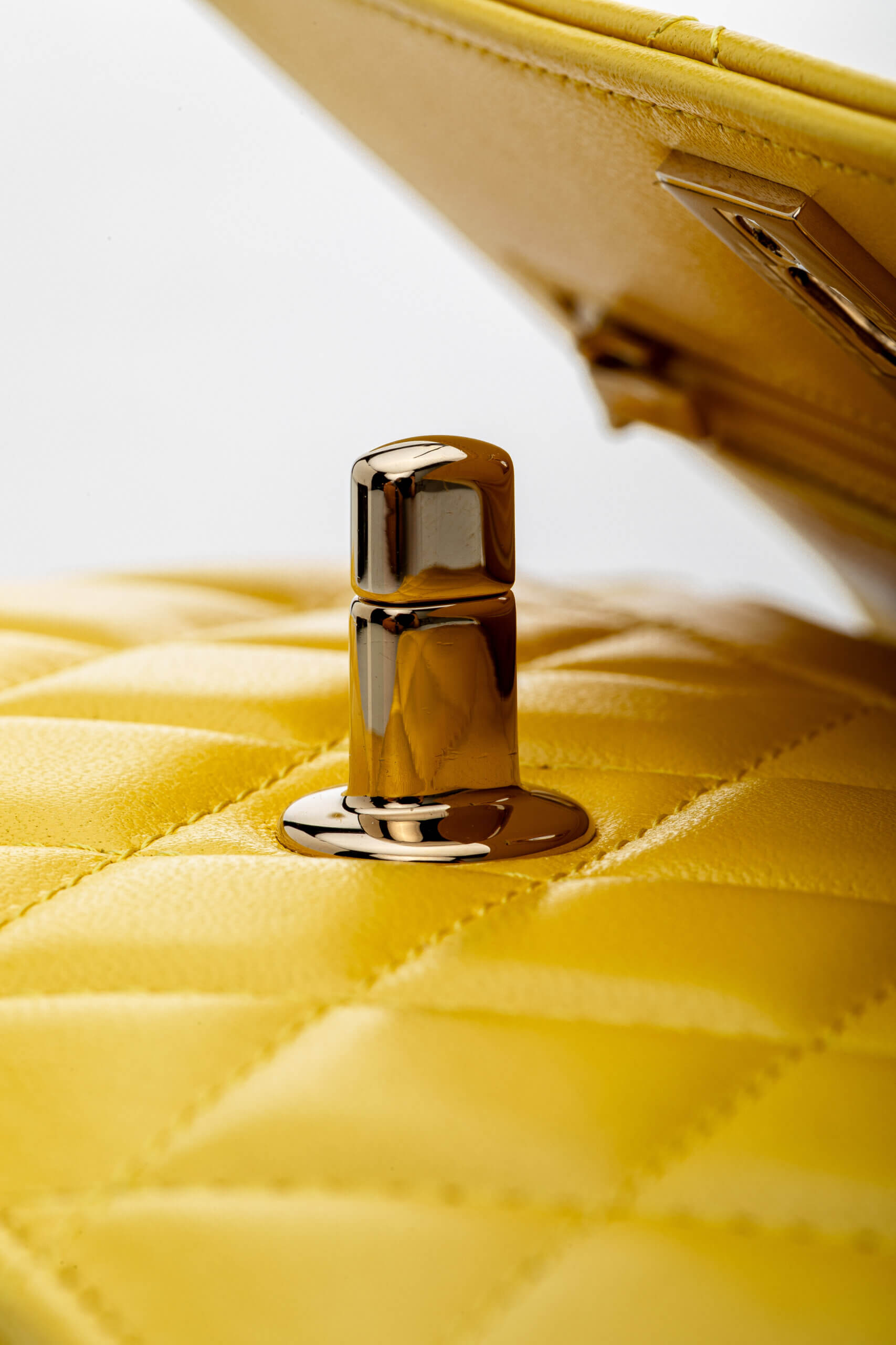 <span style="font-size: 10px;letter-spacing: .15em">HARD TO FIND</span><br> <strong>CHANEL</strong><br> <div style="margin-top:10px;font-size:16px">Top Handle Wallet On Chain Yellow Gold Hardware</div><br> - Image 23