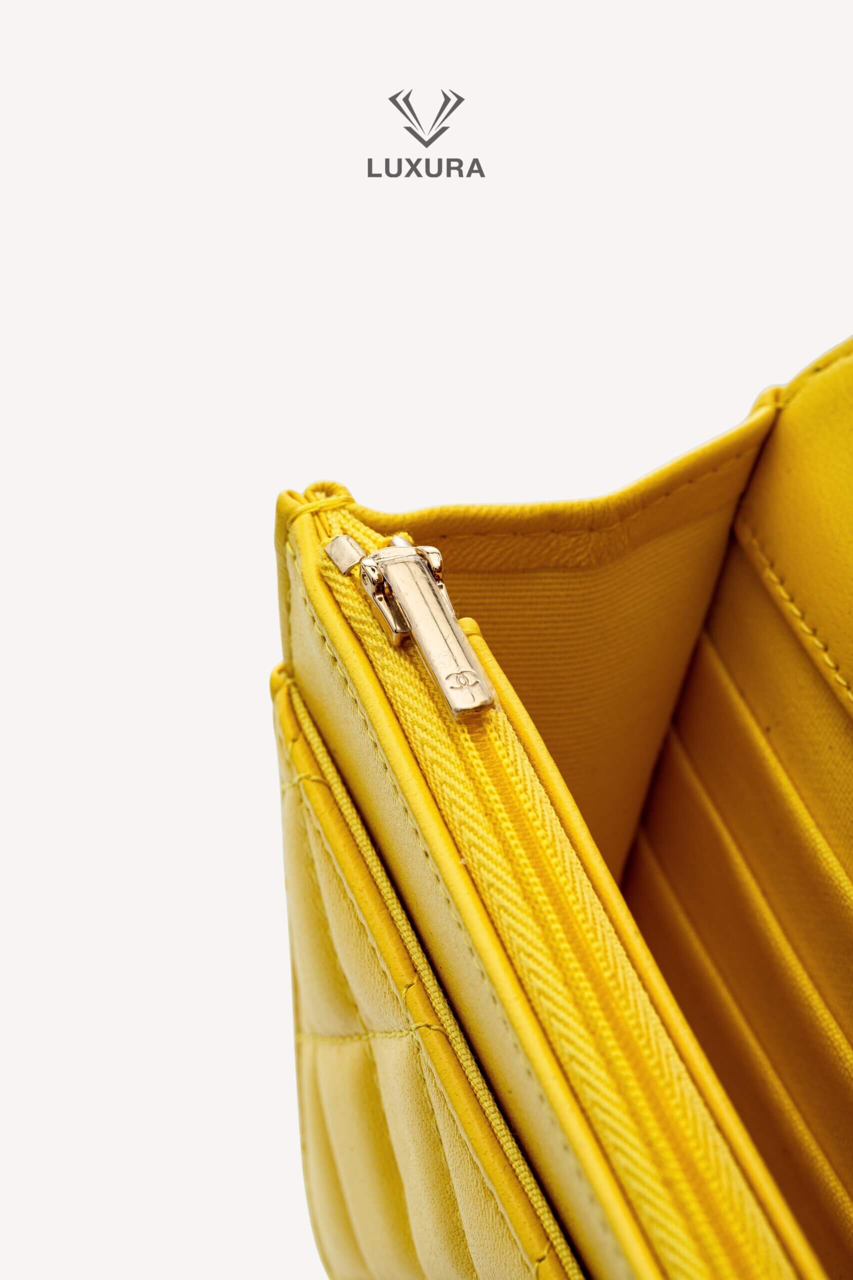 <span style="font-size: 10px;letter-spacing: .15em">HARD TO FIND</span><br> <strong>CHANEL</strong><br> <div style="margin-top:10px;font-size:16px">Top Handle Wallet On Chain Yellow Gold Hardware</div><br> - Image 17