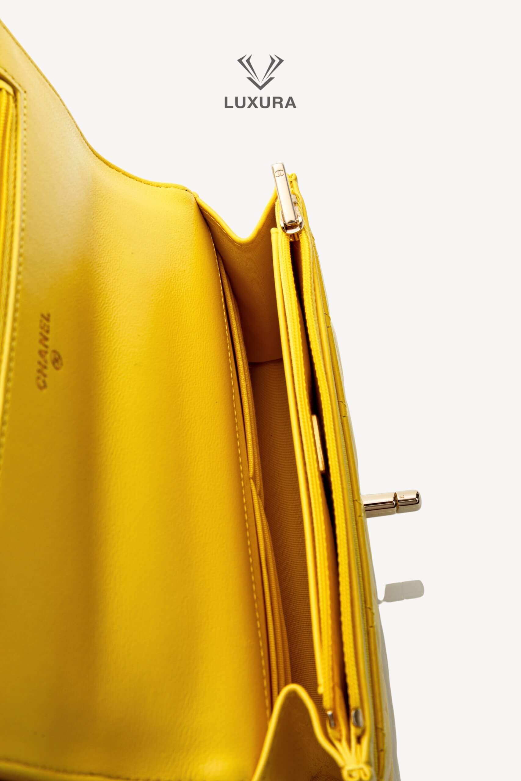 <span style="font-size: 10px;letter-spacing: .15em">HARD TO FIND</span><br> <strong>CHANEL</strong><br> <div style="margin-top:10px;font-size:16px">Top Handle Wallet On Chain Yellow Gold Hardware</div><br> - Image 26