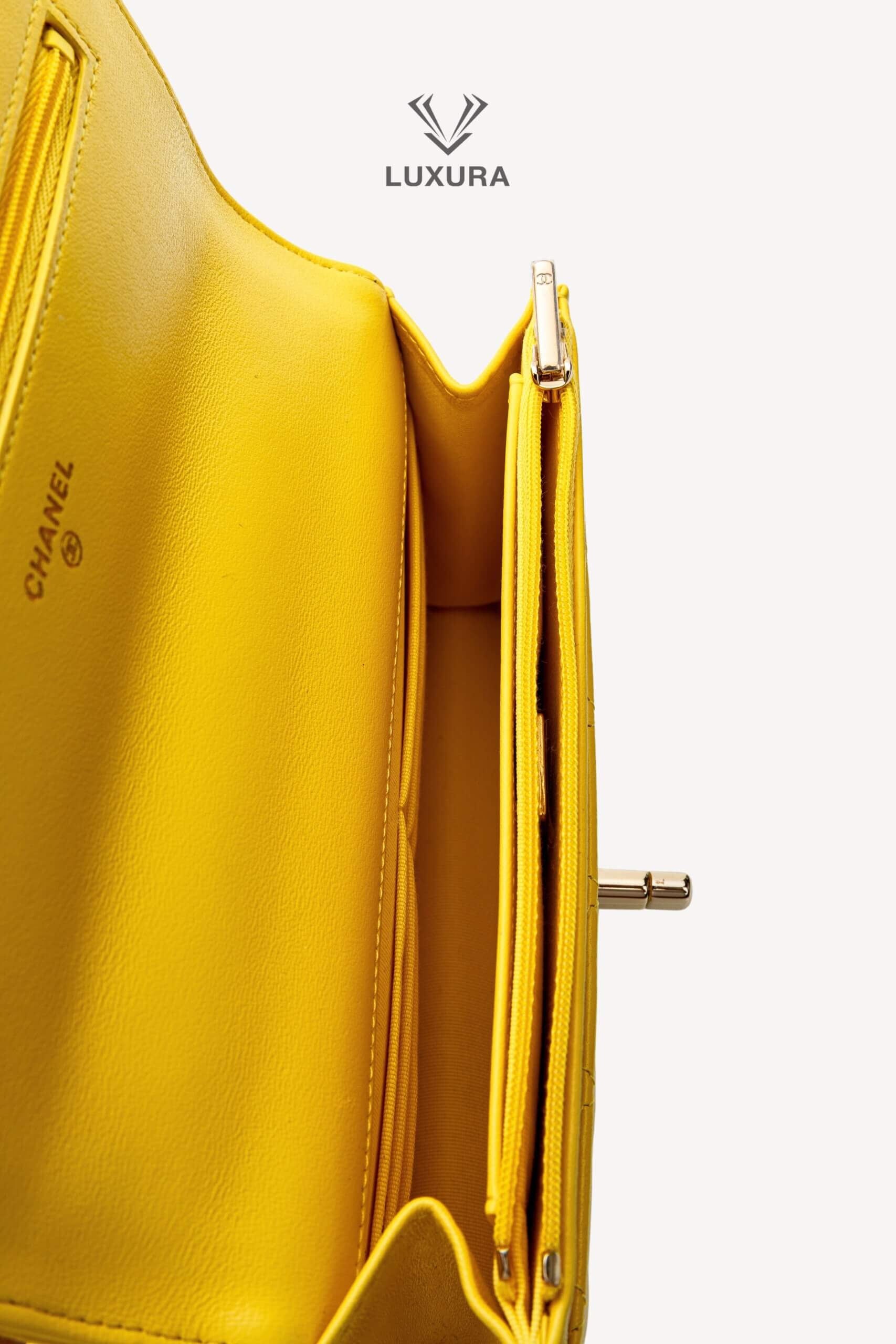 <span style="font-size: 10px;letter-spacing: .15em">HARD TO FIND</span><br> <strong>CHANEL</strong><br> <div style="margin-top:10px;font-size:16px">Top Handle Wallet On Chain Yellow Gold Hardware</div><br> - Image 20