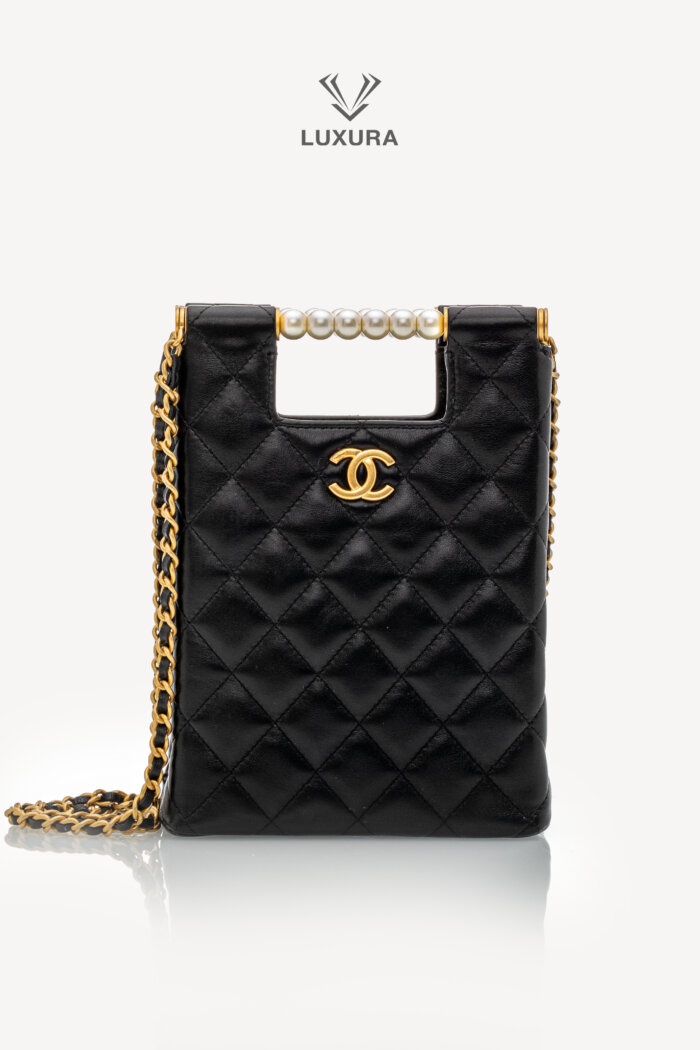 <span style="font-size: 10px;letter-spacing: .15em">HARD TO FIND</span><br> <strong>CHANEL</strong><br> <div style="margin-top:10px;font-size:16px">Lambskin Matelasse Pearl Handle Chain Shoulder Bag Black</div><br>