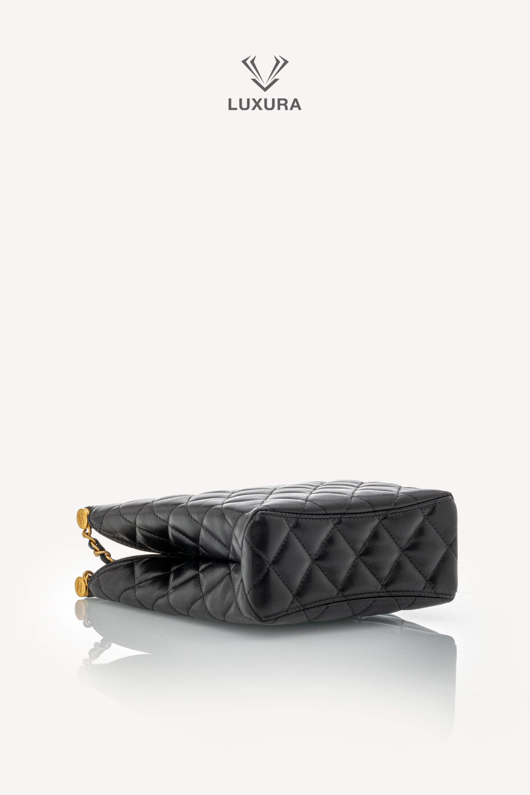 <span style="font-size: 10px;letter-spacing: .15em">HARD TO FIND</span><br> <strong>CHANEL</strong><br> <div style="margin-top:10px;font-size:16px">Lambskin Matelasse Pearl Handle Chain Shoulder Bag Black</div><br> - Image 19