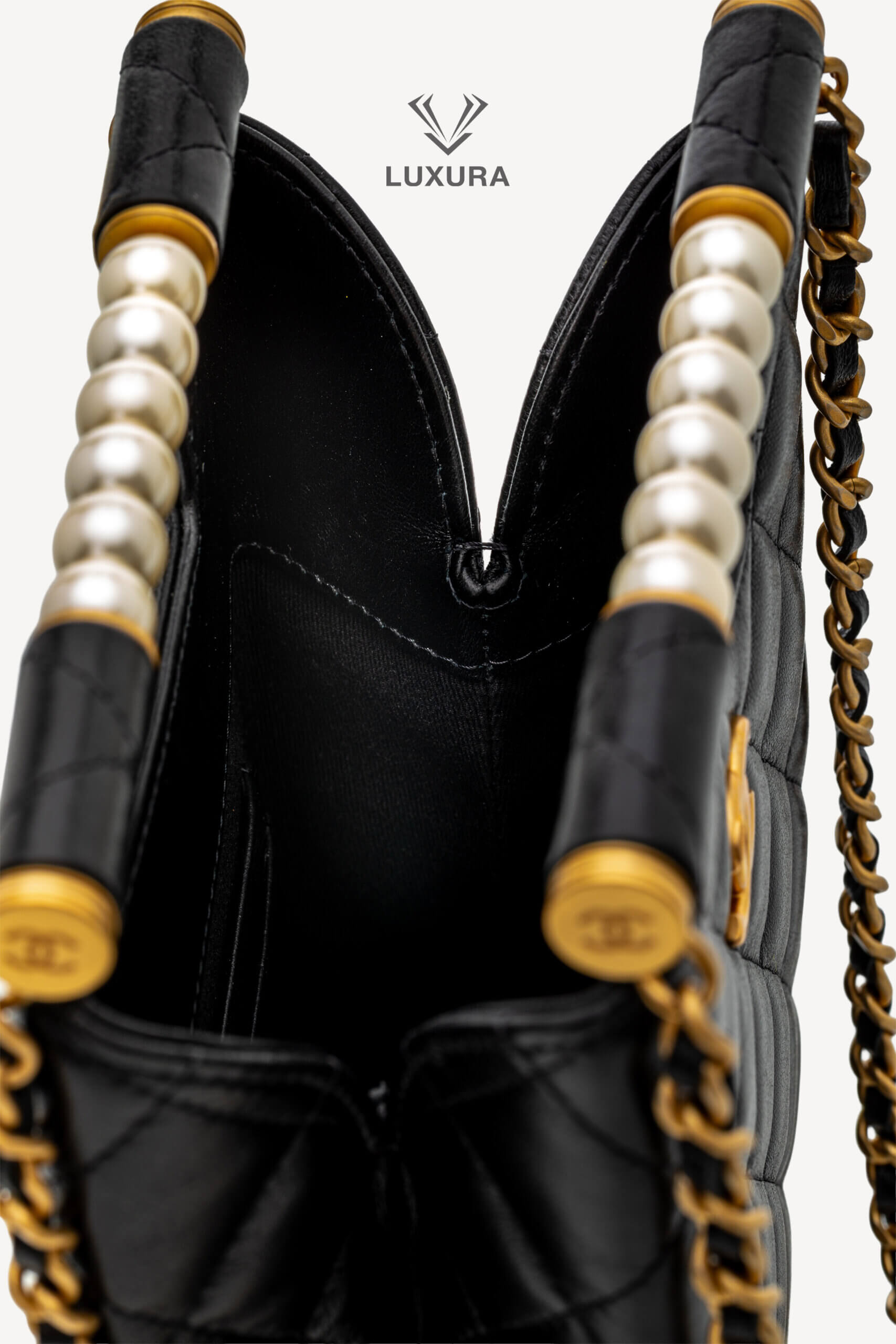 <span style="font-size: 10px;letter-spacing: .15em">HARD TO FIND</span><br> <strong>CHANEL</strong><br> <div style="margin-top:10px;font-size:16px">Lambskin Matelasse Pearl Handle Chain Shoulder Bag Black</div><br> - Image 10