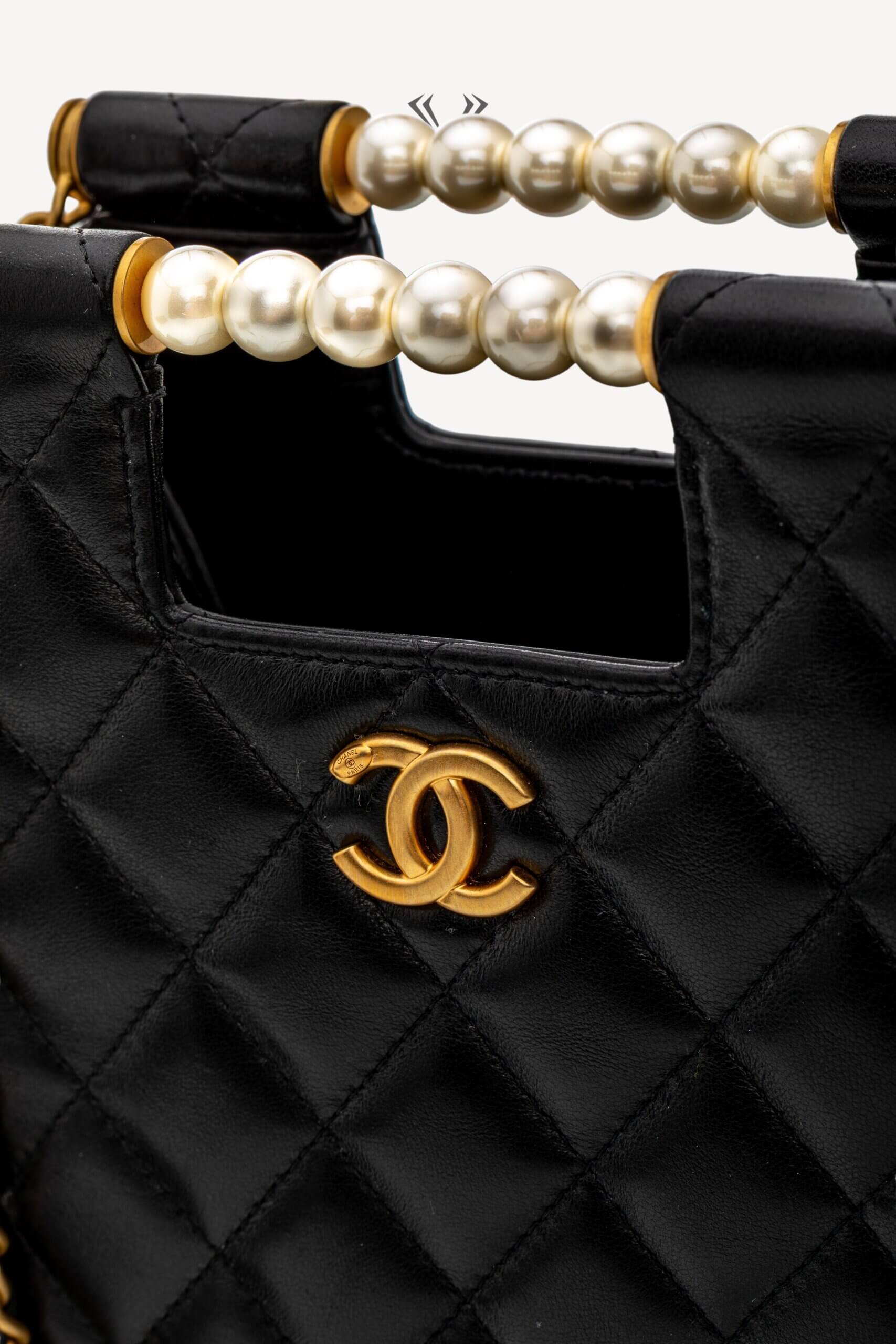 <span style="font-size: 10px;letter-spacing: .15em">HARD TO FIND</span><br> <strong>CHANEL</strong><br> <div style="margin-top:10px;font-size:16px">Lambskin Matelasse Pearl Handle Chain Shoulder Bag Black</div><br> - Image 16