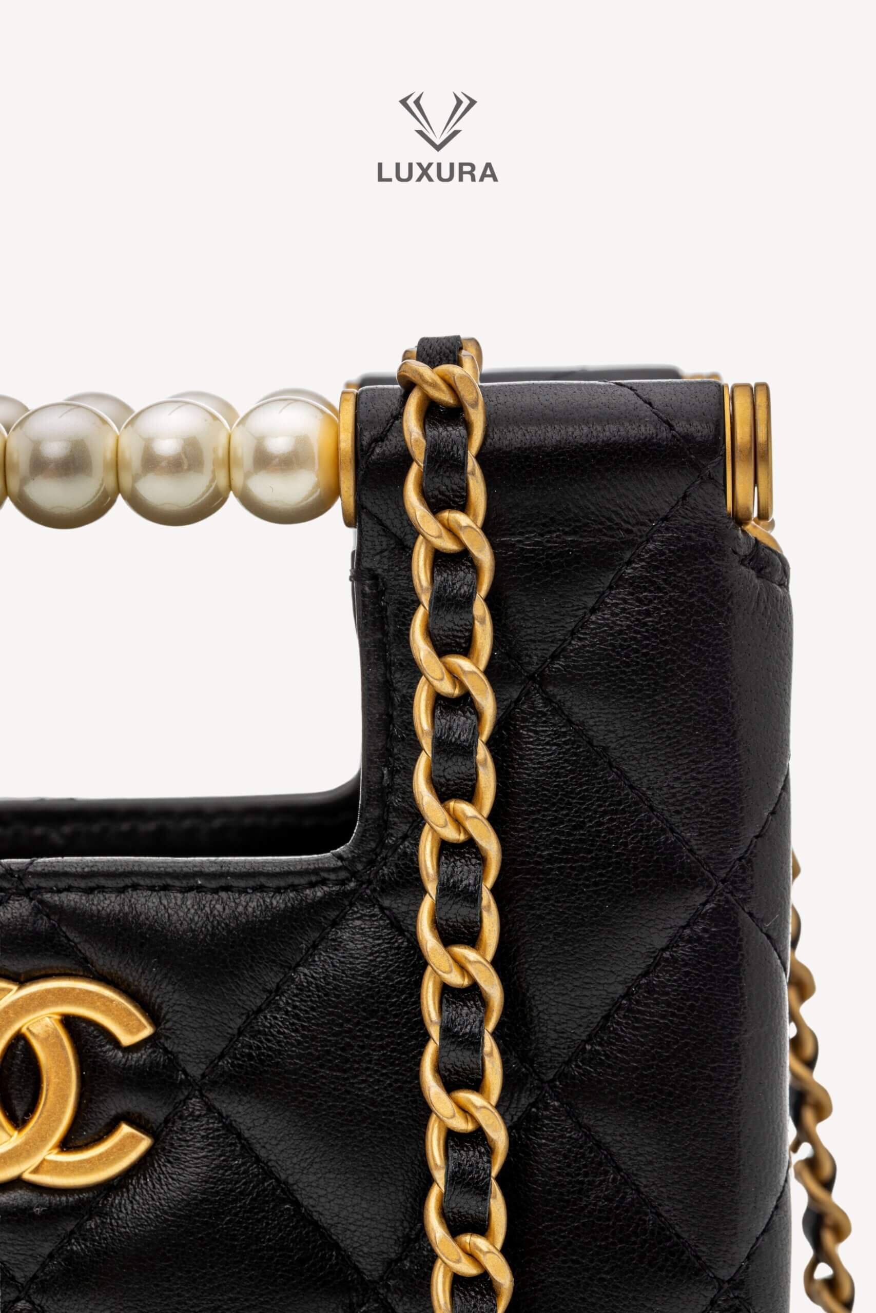 <span style="font-size: 10px;letter-spacing: .15em">HARD TO FIND</span><br> <strong>CHANEL</strong><br> <div style="margin-top:10px;font-size:16px">Lambskin Matelasse Pearl Handle Chain Shoulder Bag Black</div><br> - Image 15