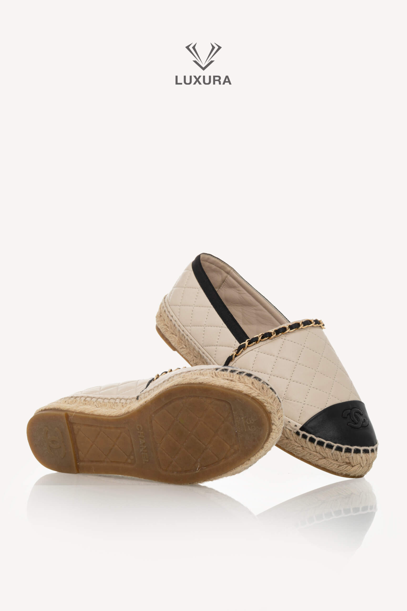 <span style="font-size: 10px;letter-spacing: .15em">BEST DEAL</span><br> <strong>CHANEL</strong><br> <div style="margin-top:10px;font-size:16px">Lambskin Grosgrain Quilted CC Chain Espadrilles Beige Black 39</div><br> - Image 26