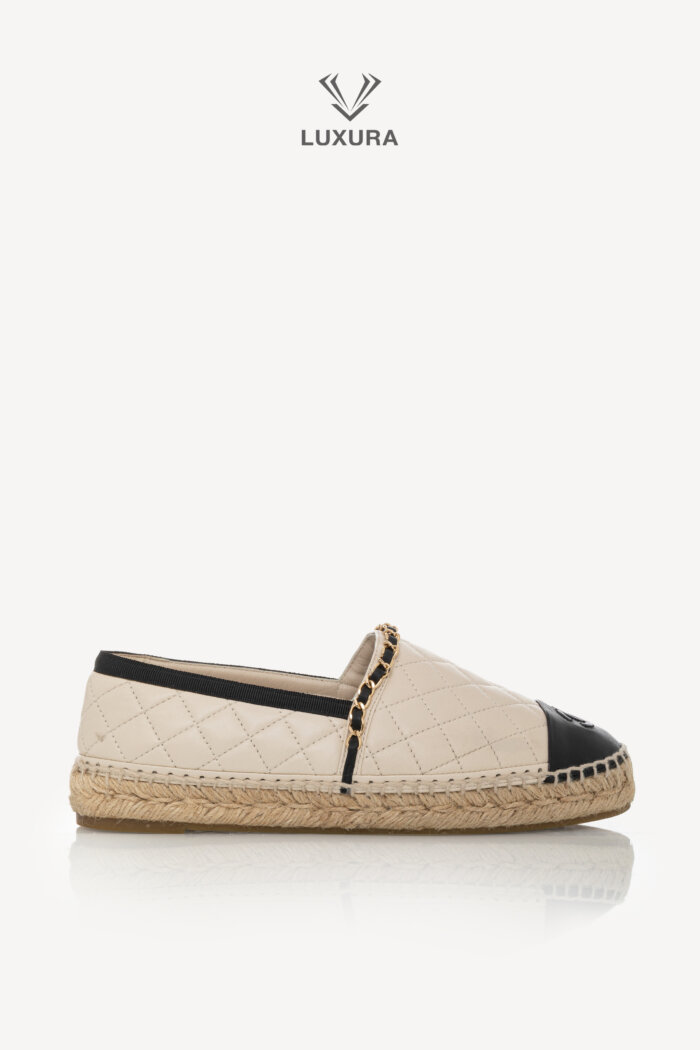 <span style="font-size: 10px;letter-spacing: .15em">BEST DEAL</span><br> <strong>CHANEL</strong><br> <div style="margin-top:10px;font-size:16px">Lambskin Grosgrain Quilted CC Chain Espadrilles Beige Black 39</div><br>