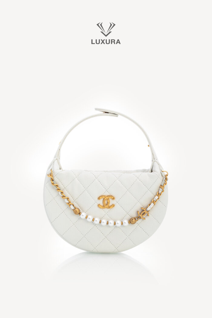 <span style="font-size: 10px;letter-spacing: .15em">HARD TO FIND</span><br> <strong>CHANEL</strong><br> <div style="margin-top:10px;font-size:16px">Shiny Caviar Quilted Bow Pouch Hobo White</div><br>