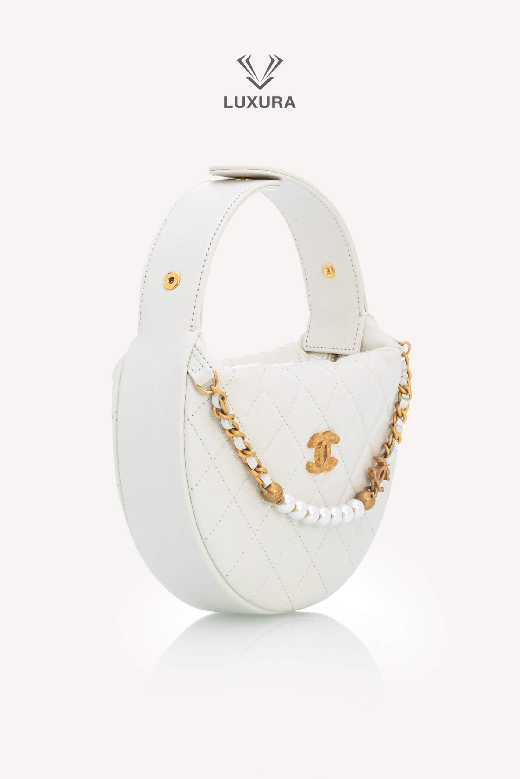<span style="font-size: 10px;letter-spacing: .15em">HARD TO FIND</span><br> <strong>CHANEL</strong><br> <div style="margin-top:10px;font-size:16px">Shiny Caviar Quilted Bow Pouch Hobo White</div><br> - Image 3