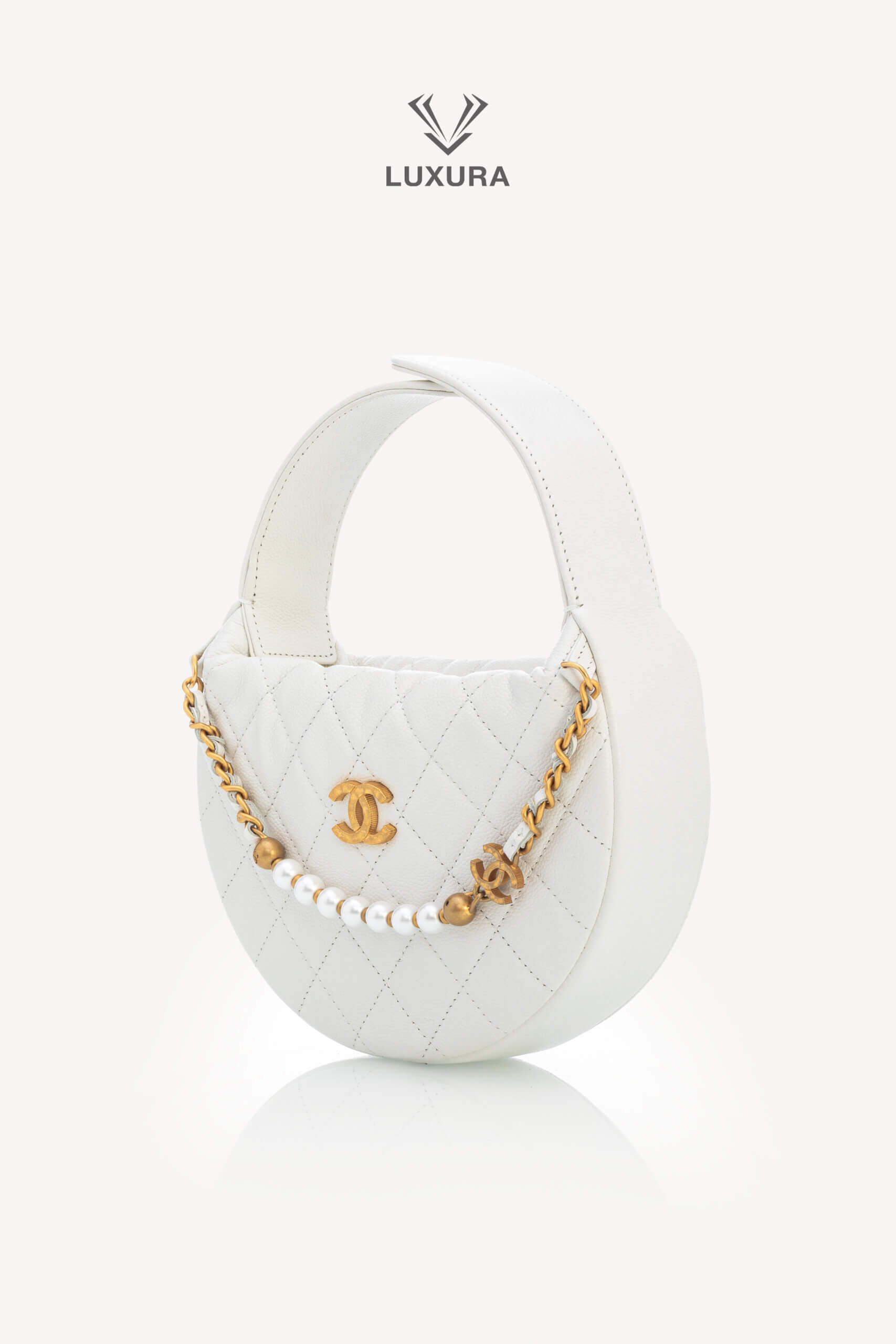 <span style="font-size: 10px;letter-spacing: .15em">HARD TO FIND</span><br> <strong>CHANEL</strong><br> <div style="margin-top:10px;font-size:16px">Shiny Caviar Quilted Bow Pouch Hobo White</div><br> - Image 8