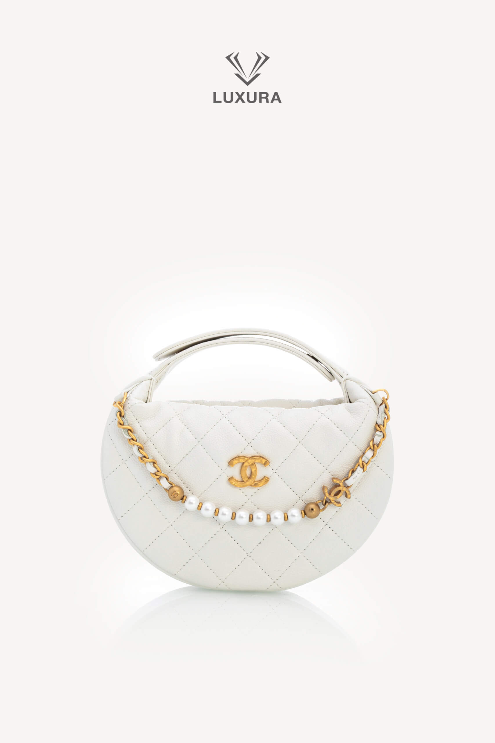<span style="font-size: 10px;letter-spacing: .15em">HARD TO FIND</span><br> <strong>CHANEL</strong><br> <div style="margin-top:10px;font-size:16px">Shiny Caviar Quilted Bow Pouch Hobo White</div><br> - Image 6