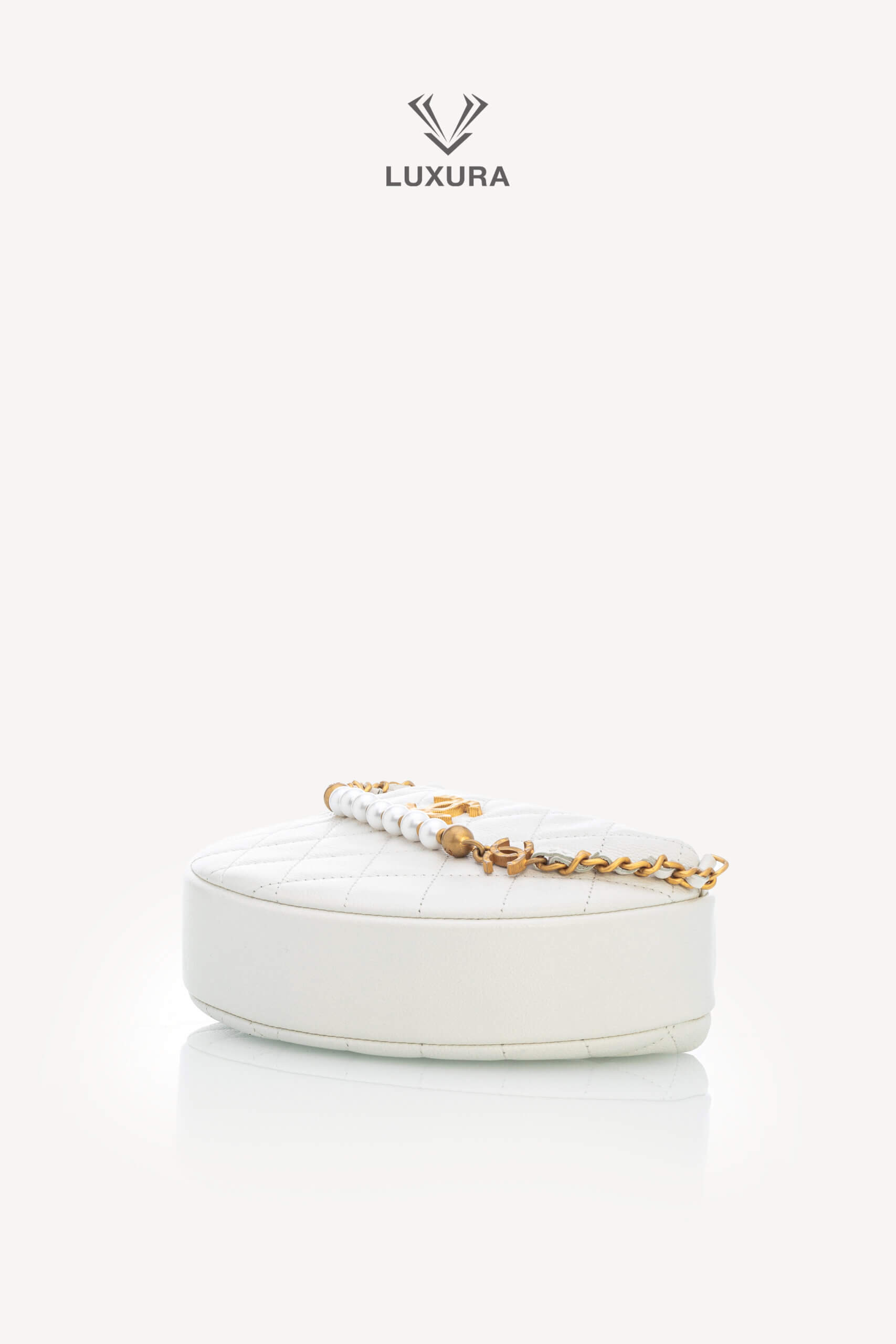 <span style="font-size: 10px;letter-spacing: .15em">HARD TO FIND</span><br> <strong>CHANEL</strong><br> <div style="margin-top:10px;font-size:16px">Shiny Caviar Quilted Bow Pouch Hobo White</div><br> - Image 22