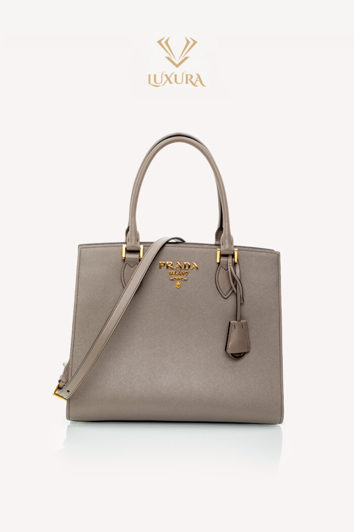 <span style="font-size: 10px;letter-spacing: .15em">BEST DEAL</span><br> <strong>PRADA</strong><br> <div style="margin-top:10px;font-size:16px">Saffiano Lux Medium Tote Bag Grey</div><br>