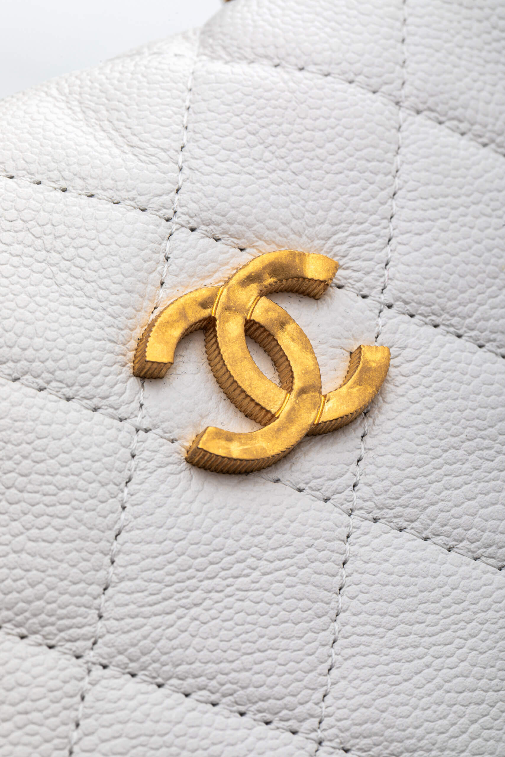 <span style="font-size: 10px;letter-spacing: .15em">HARD TO FIND</span><br> <strong>CHANEL</strong><br> <div style="margin-top:10px;font-size:16px">Shiny Caviar Quilted Bow Pouch Hobo White</div><br> - Image 9