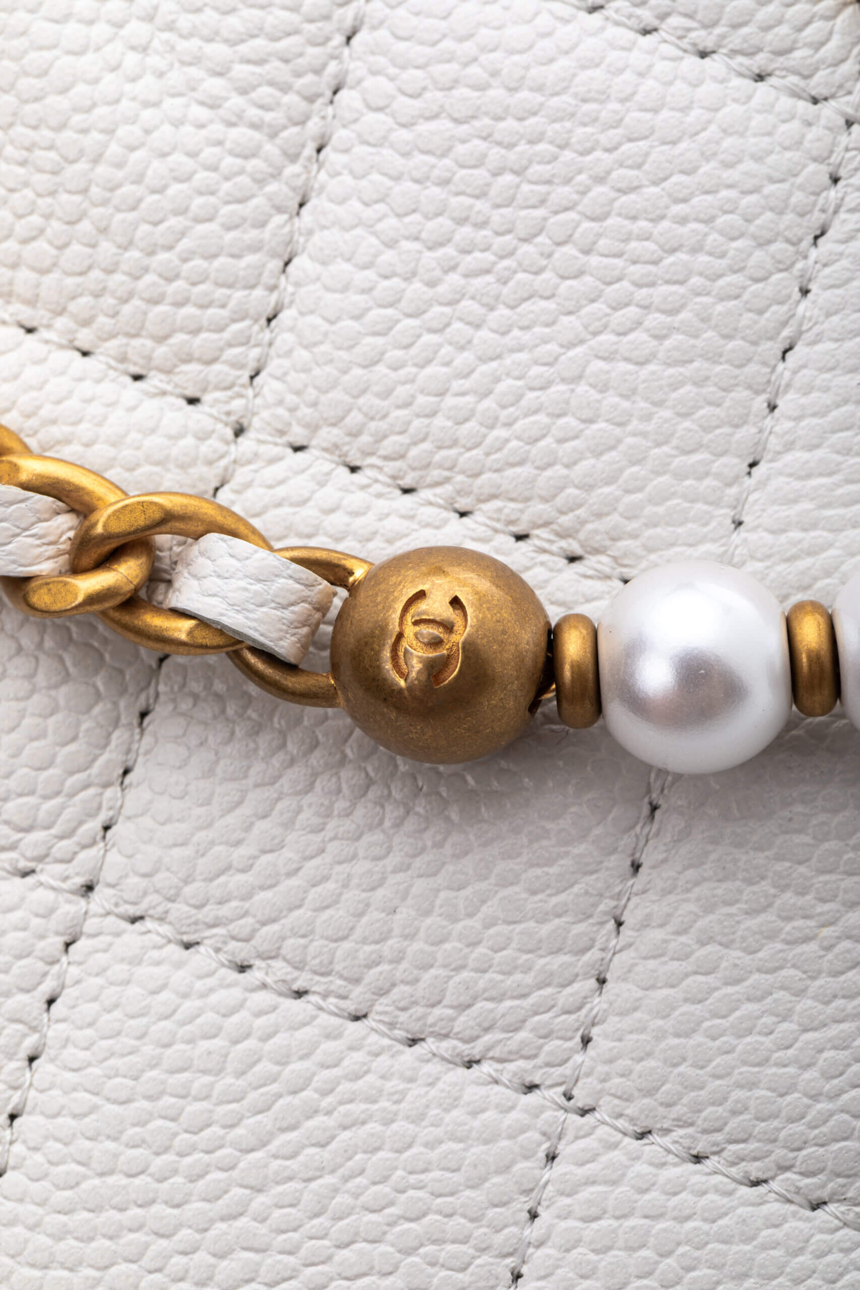 <span style="font-size: 10px;letter-spacing: .15em">HARD TO FIND</span><br> <strong>CHANEL</strong><br> <div style="margin-top:10px;font-size:16px">Shiny Caviar Quilted Bow Pouch Hobo White</div><br> - Image 12