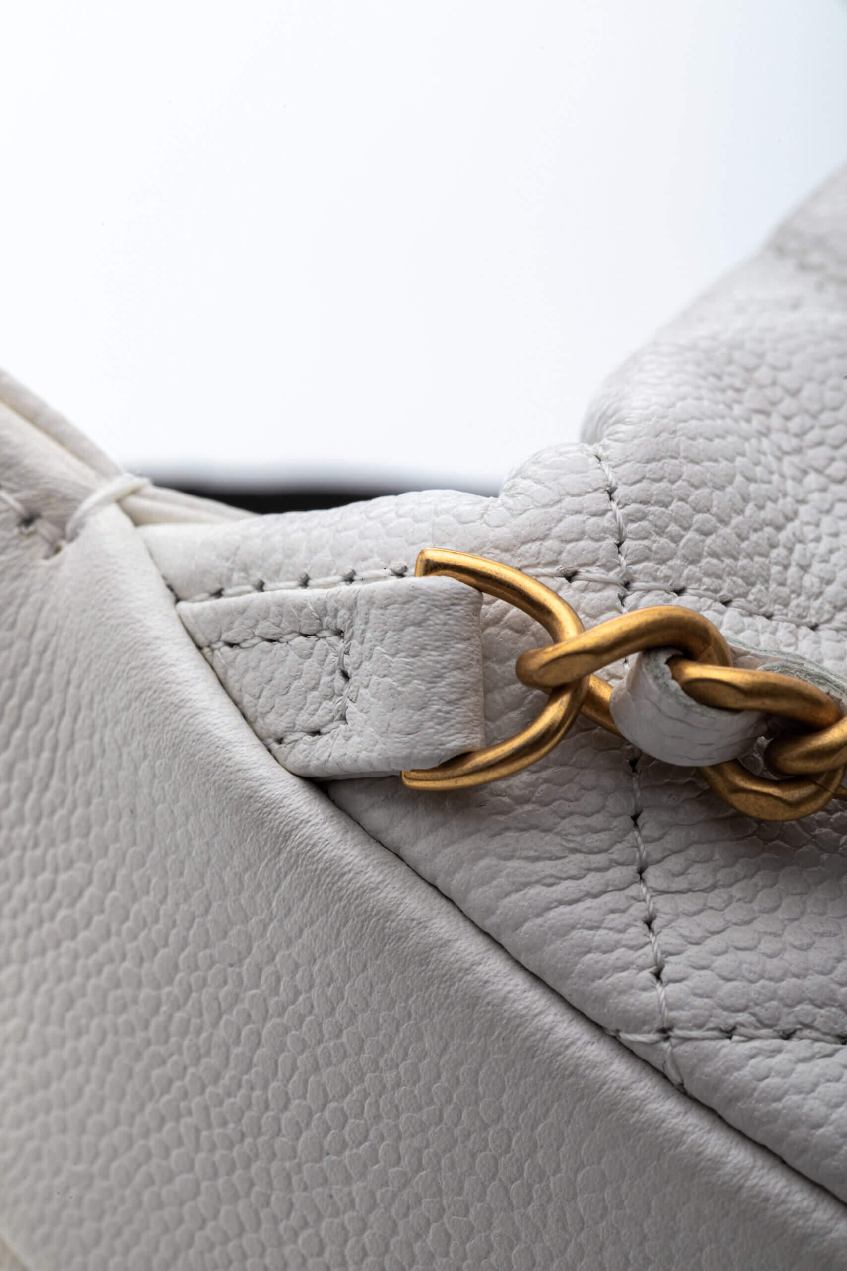 <span style="font-size: 10px;letter-spacing: .15em">HARD TO FIND</span><br> <strong>CHANEL</strong><br> <div style="margin-top:10px;font-size:16px">Shiny Caviar Quilted Bow Pouch Hobo White</div><br> - Image 13