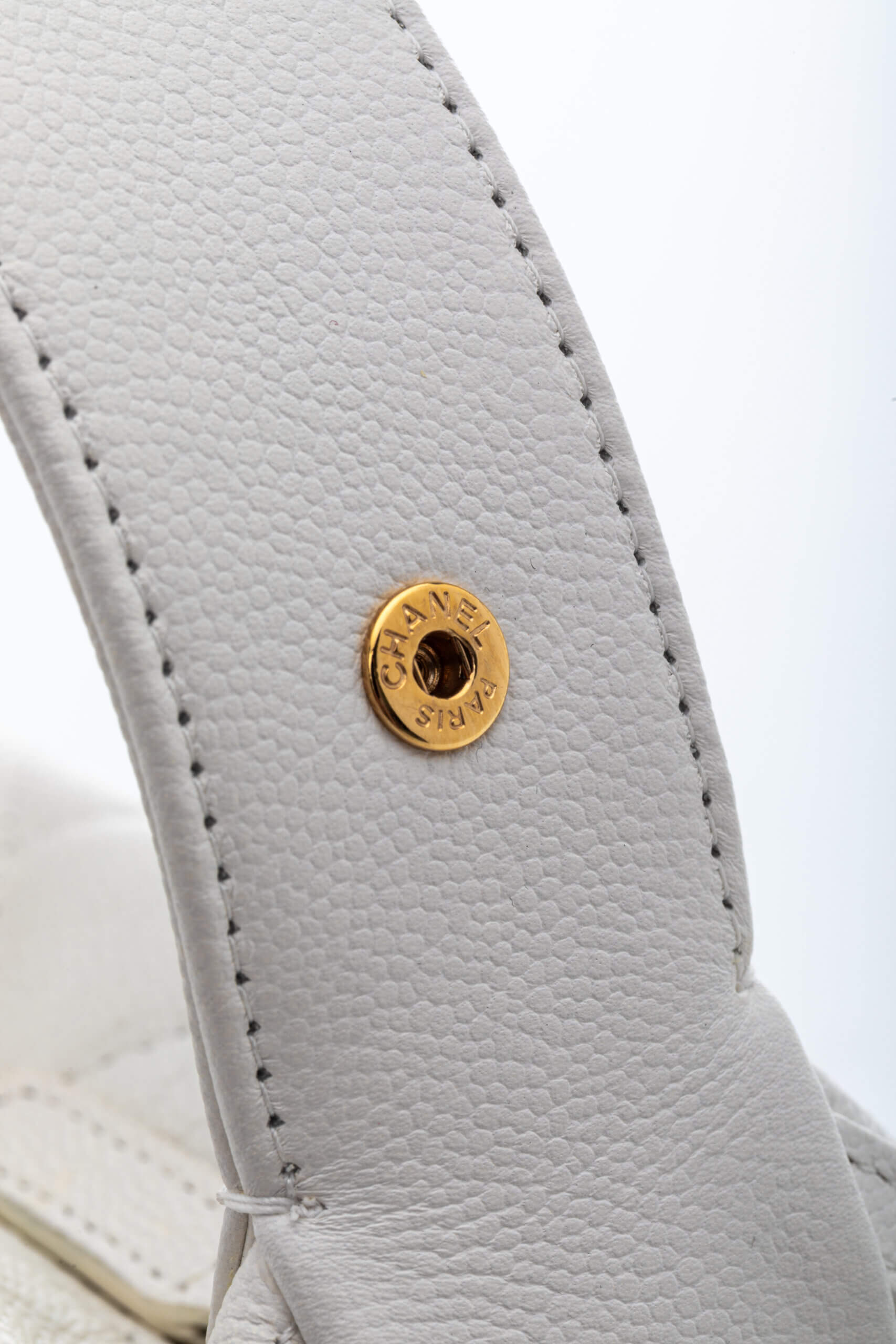 <span style="font-size: 10px;letter-spacing: .15em">HARD TO FIND</span><br> <strong>CHANEL</strong><br> <div style="margin-top:10px;font-size:16px">Shiny Caviar Quilted Bow Pouch Hobo White</div><br> - Image 19