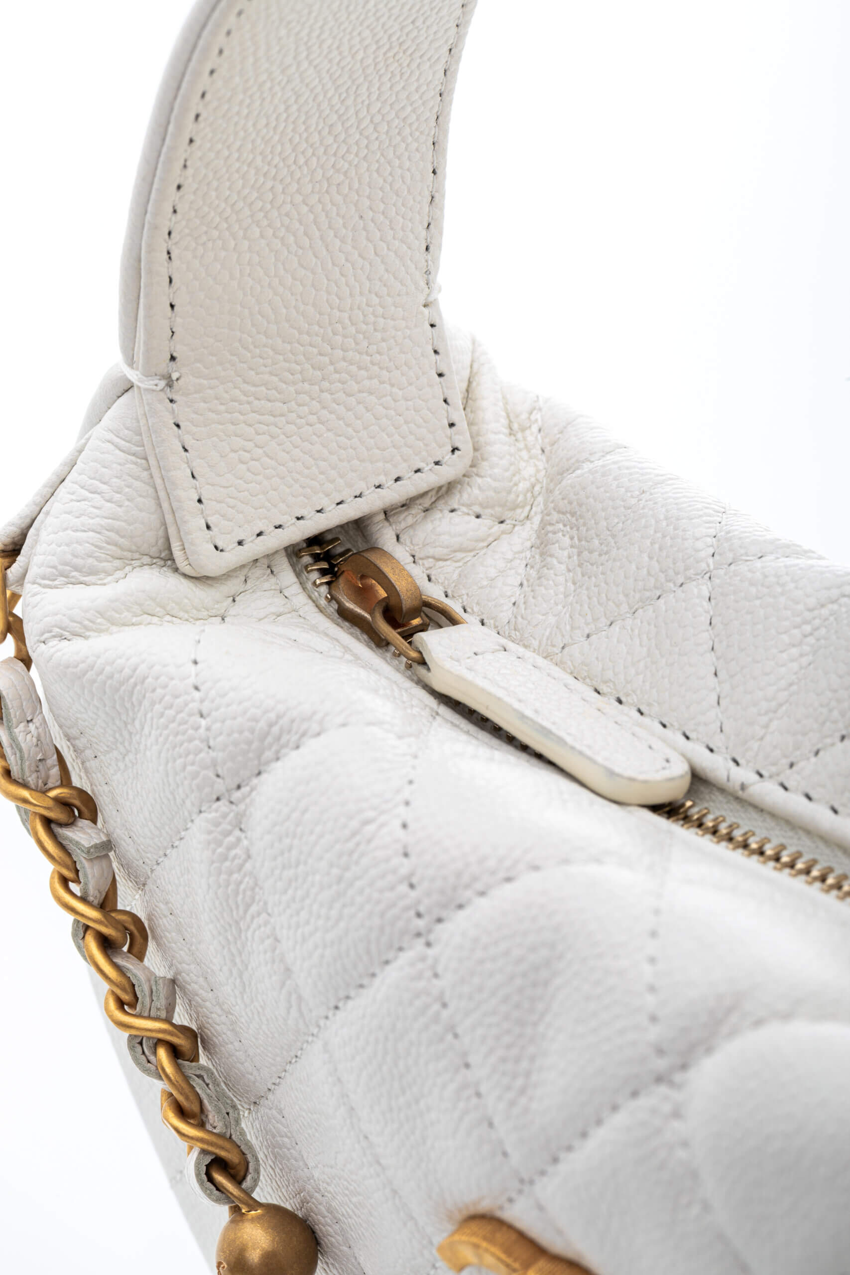 <span style="font-size: 10px;letter-spacing: .15em">HARD TO FIND</span><br> <strong>CHANEL</strong><br> <div style="margin-top:10px;font-size:16px">Shiny Caviar Quilted Bow Pouch Hobo White</div><br> - Image 17