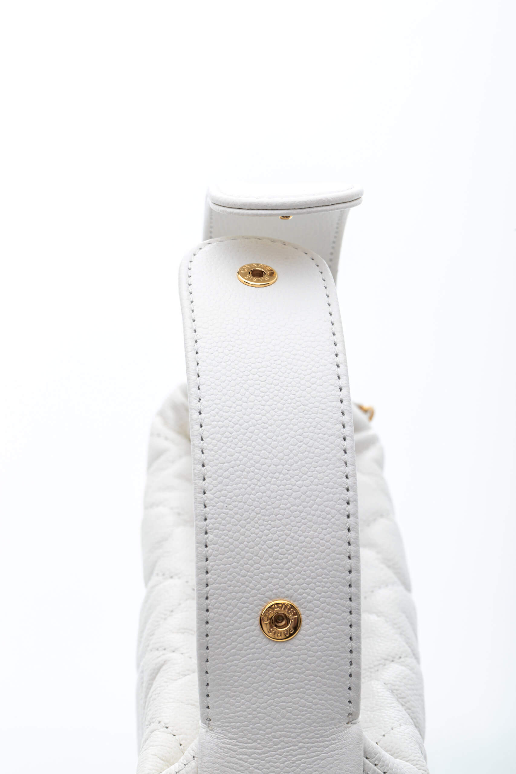 <span style="font-size: 10px;letter-spacing: .15em">HARD TO FIND</span><br> <strong>CHANEL</strong><br> <div style="margin-top:10px;font-size:16px">Shiny Caviar Quilted Bow Pouch Hobo White</div><br> - Image 18
