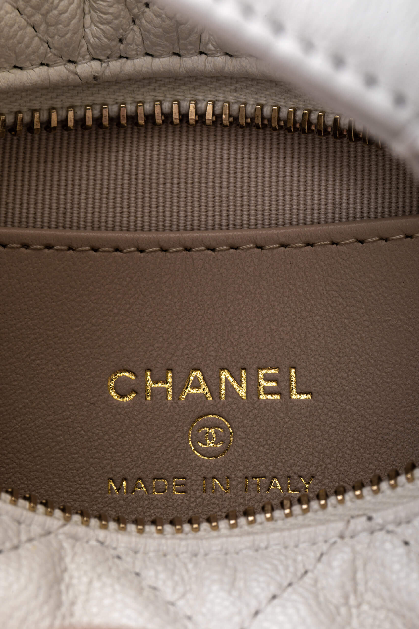 <span style="font-size: 10px;letter-spacing: .15em">HARD TO FIND</span><br> <strong>CHANEL</strong><br> <div style="margin-top:10px;font-size:16px">Shiny Caviar Quilted Bow Pouch Hobo White</div><br> - Image 15