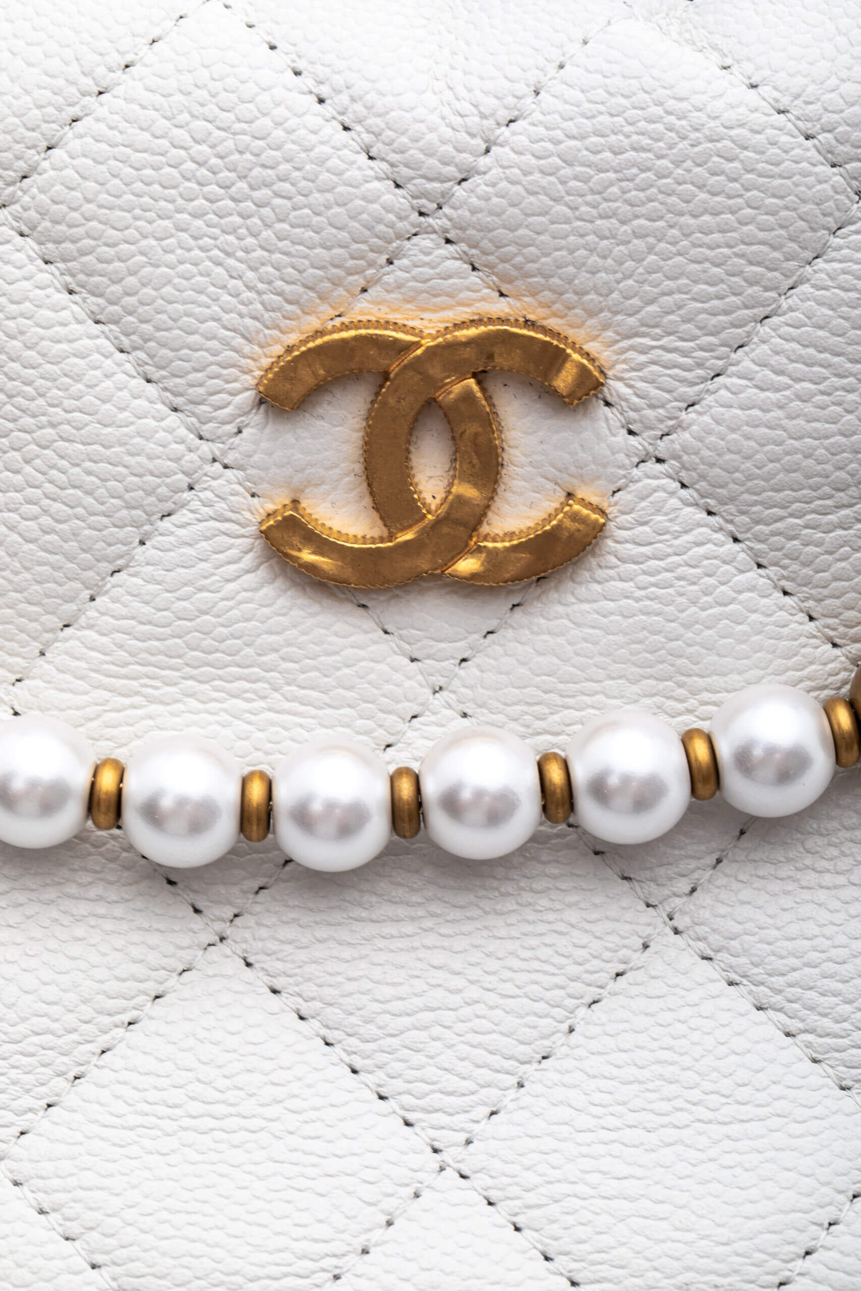 <span style="font-size: 10px;letter-spacing: .15em">HARD TO FIND</span><br> <strong>CHANEL</strong><br> <div style="margin-top:10px;font-size:16px">Shiny Caviar Quilted Bow Pouch Hobo White</div><br> - Image 10