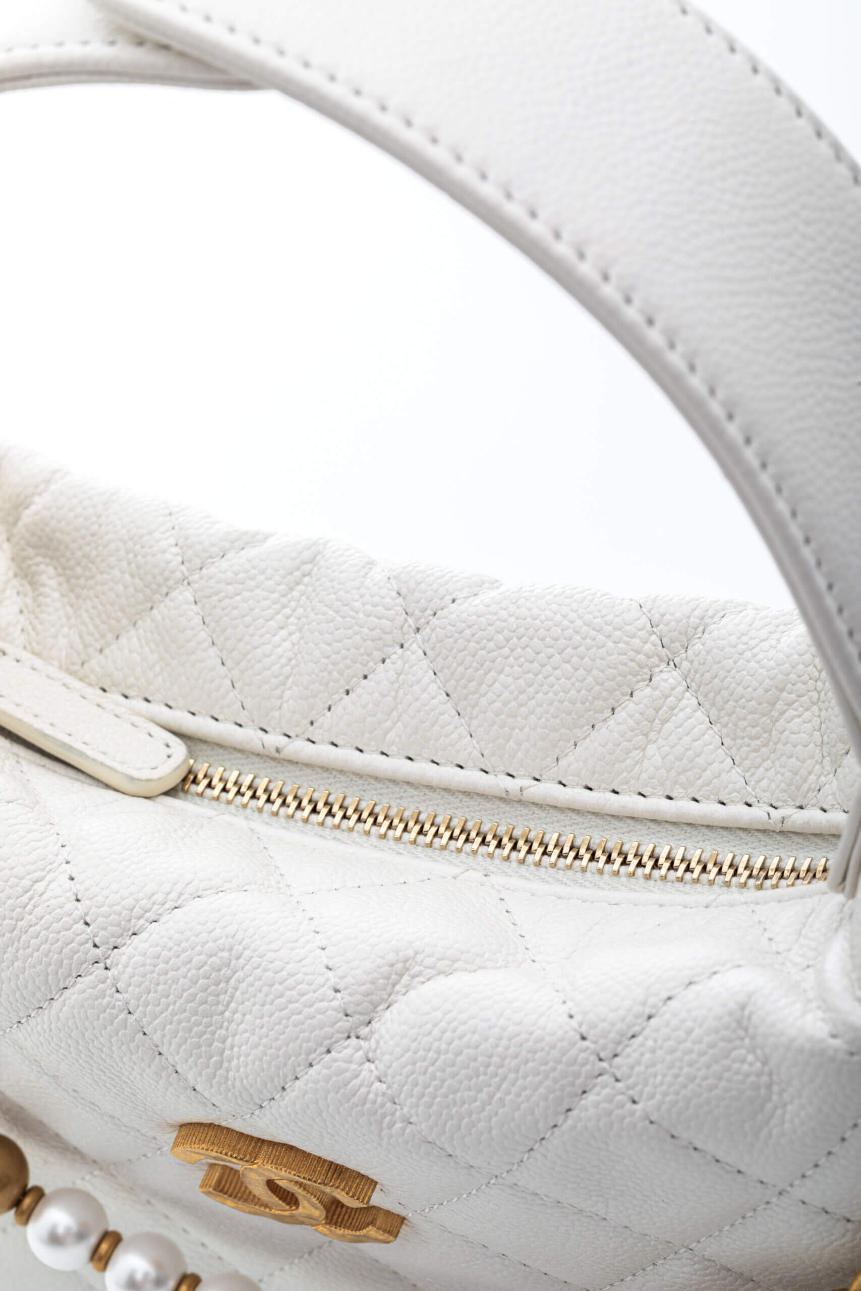 <span style="font-size: 10px;letter-spacing: .15em">HARD TO FIND</span><br> <strong>CHANEL</strong><br> <div style="margin-top:10px;font-size:16px">Shiny Caviar Quilted Bow Pouch Hobo White</div><br> - Image 16