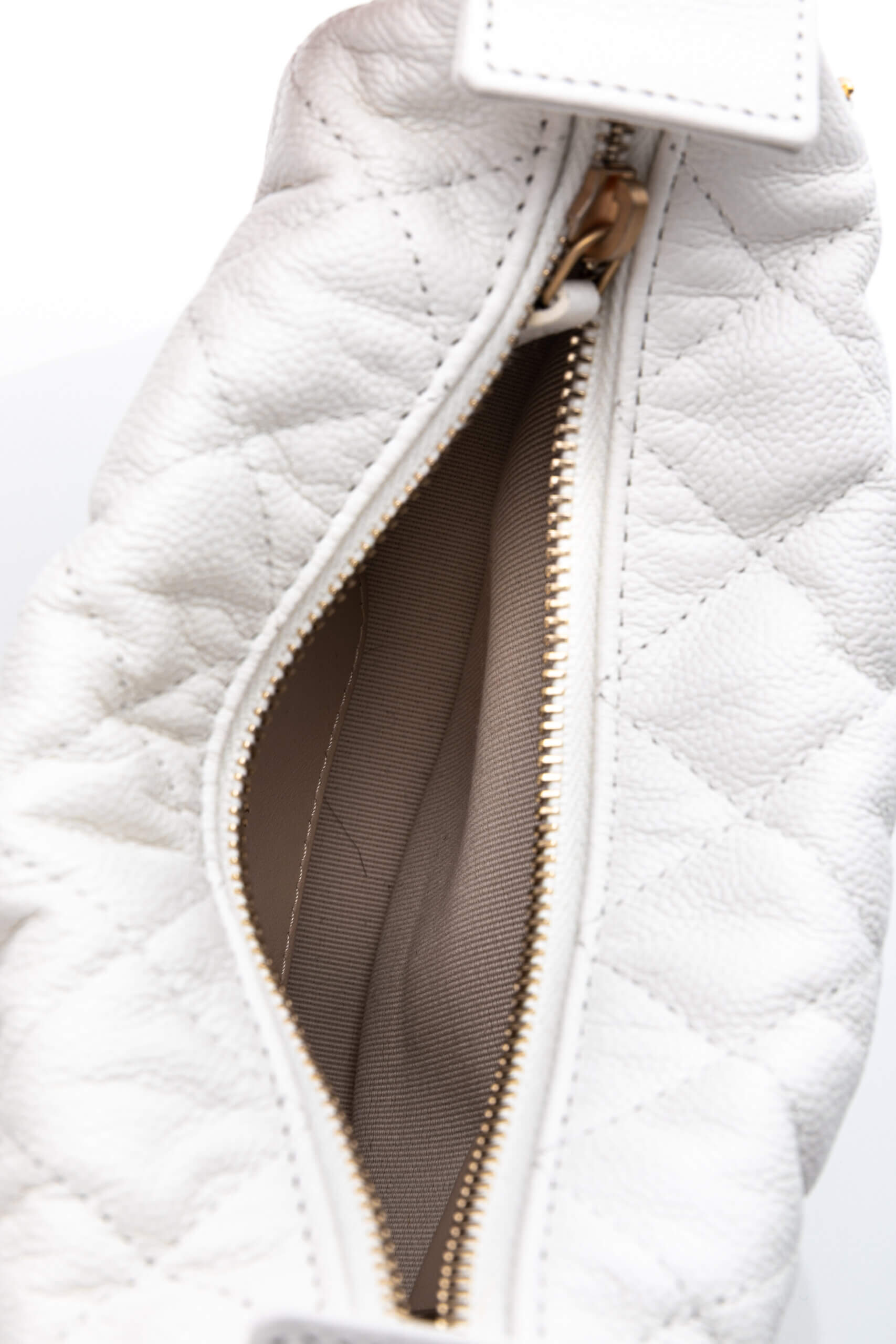 <span style="font-size: 10px;letter-spacing: .15em">HARD TO FIND</span><br> <strong>CHANEL</strong><br> <div style="margin-top:10px;font-size:16px">Shiny Caviar Quilted Bow Pouch Hobo White</div><br> - Image 14