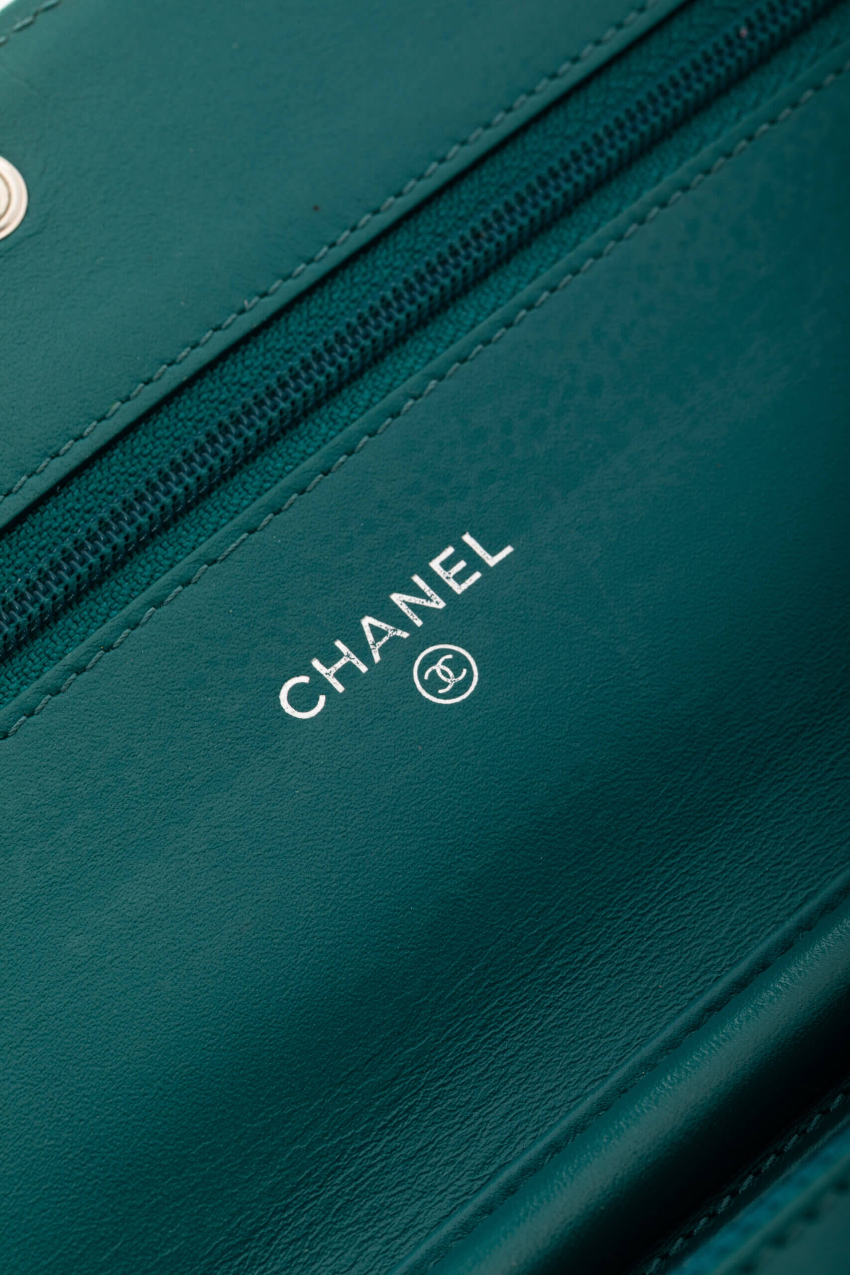 <span style="font-size: 10px;letter-spacing: .15em">HARD TO FIND</span><br>            <strong>CHANEL</strong><br>            <div style="margin-top:10px;font-size:16px">Caviar Timeless CC Wallet on Chain WOC Blue</div><br> - Image 17