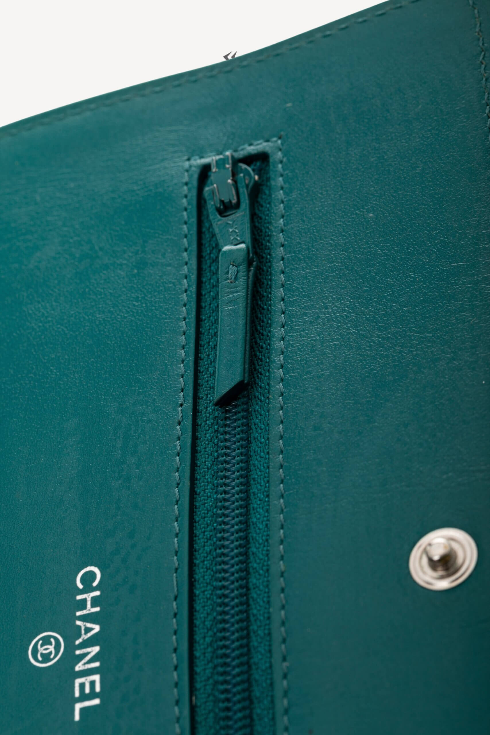 <span style="font-size: 10px;letter-spacing: .15em">HARD TO FIND</span><br>            <strong>CHANEL</strong><br>            <div style="margin-top:10px;font-size:16px">Caviar Timeless CC Wallet on Chain WOC Blue</div><br> - Image 16