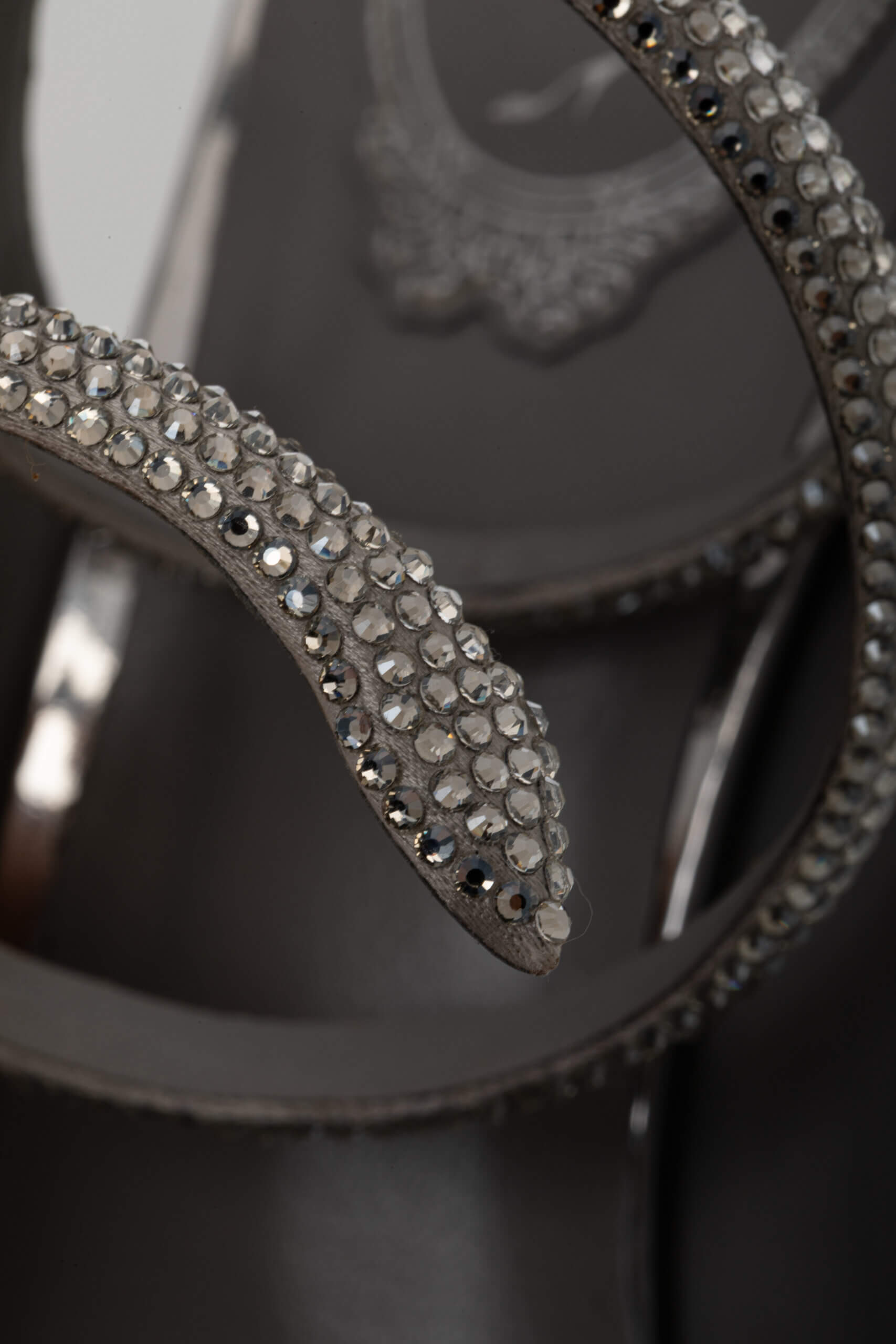 <span style="font-size: 10px;letter-spacing: .15em">BEST DEAL</span><br> <strong>RENE</strong><br> <div style="margin-top:10px;font-size:16px">Caovilla Cleo 105 Silver Tone Leather Pumps 40</div><br> - Image 10