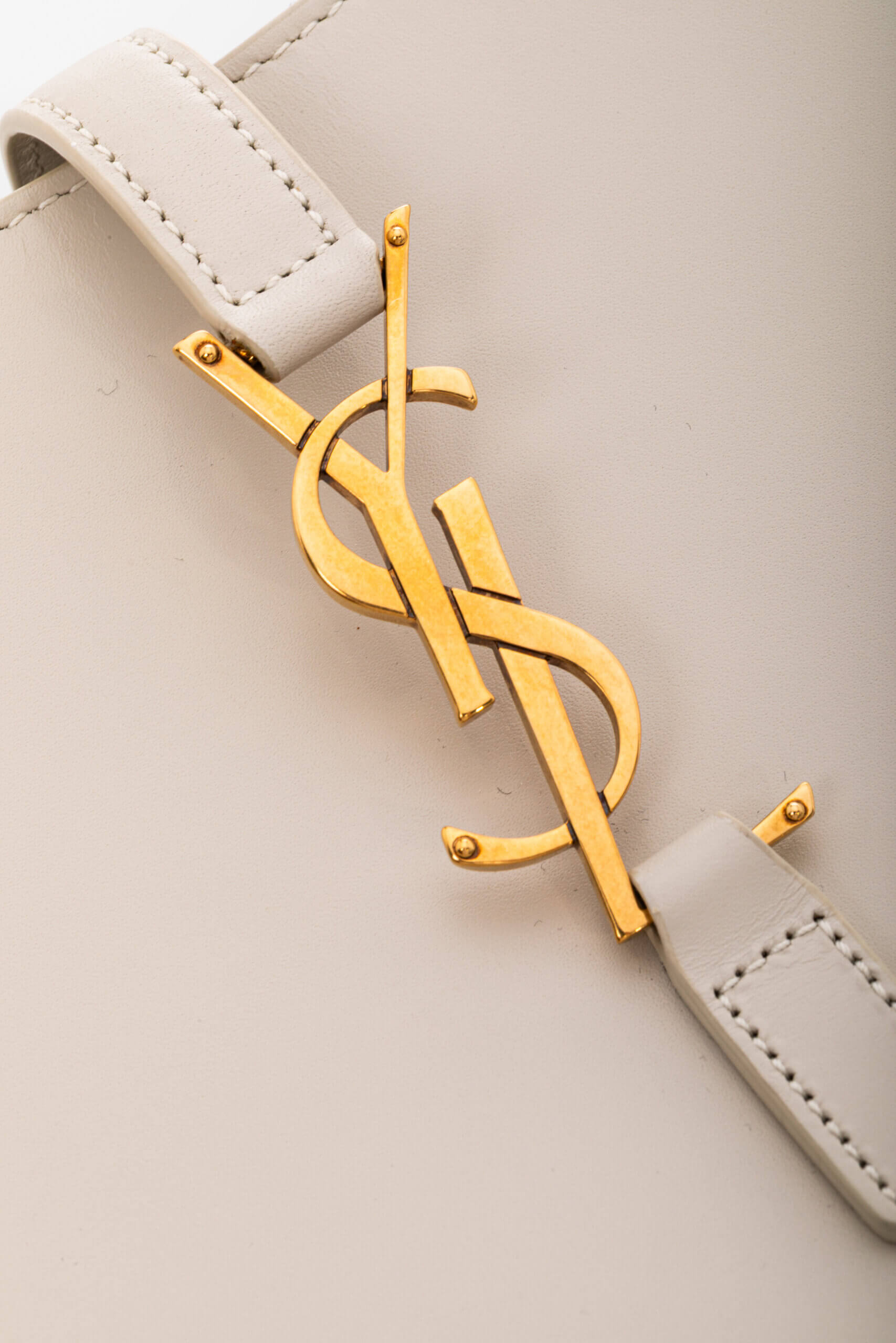 <span style="font-size: 10px;letter-spacing: .15em">HARD TO FIND</span><br>            <strong>SAINT LAURENT</strong><br>            <div style="margin-top:10px;font-size:16px">Smooth Calfskin Le 5 a 7 Hobo Crema Soft</div><br> - Image 7