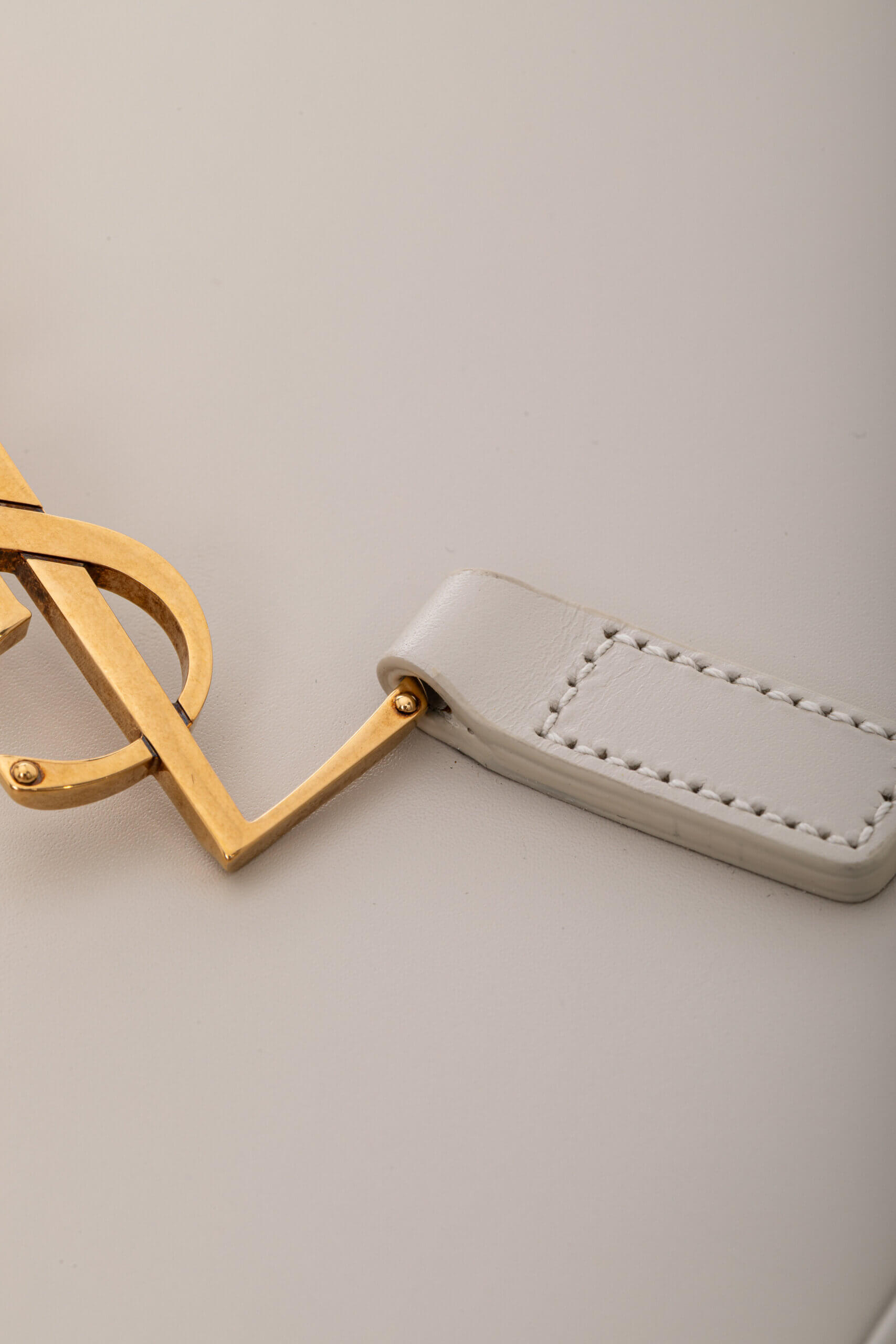 <span style="font-size: 10px;letter-spacing: .15em">HARD TO FIND</span><br>            <strong>SAINT LAURENT</strong><br>            <div style="margin-top:10px;font-size:16px">Smooth Calfskin Le 5 a 7 Hobo Crema Soft</div><br> - Image 11