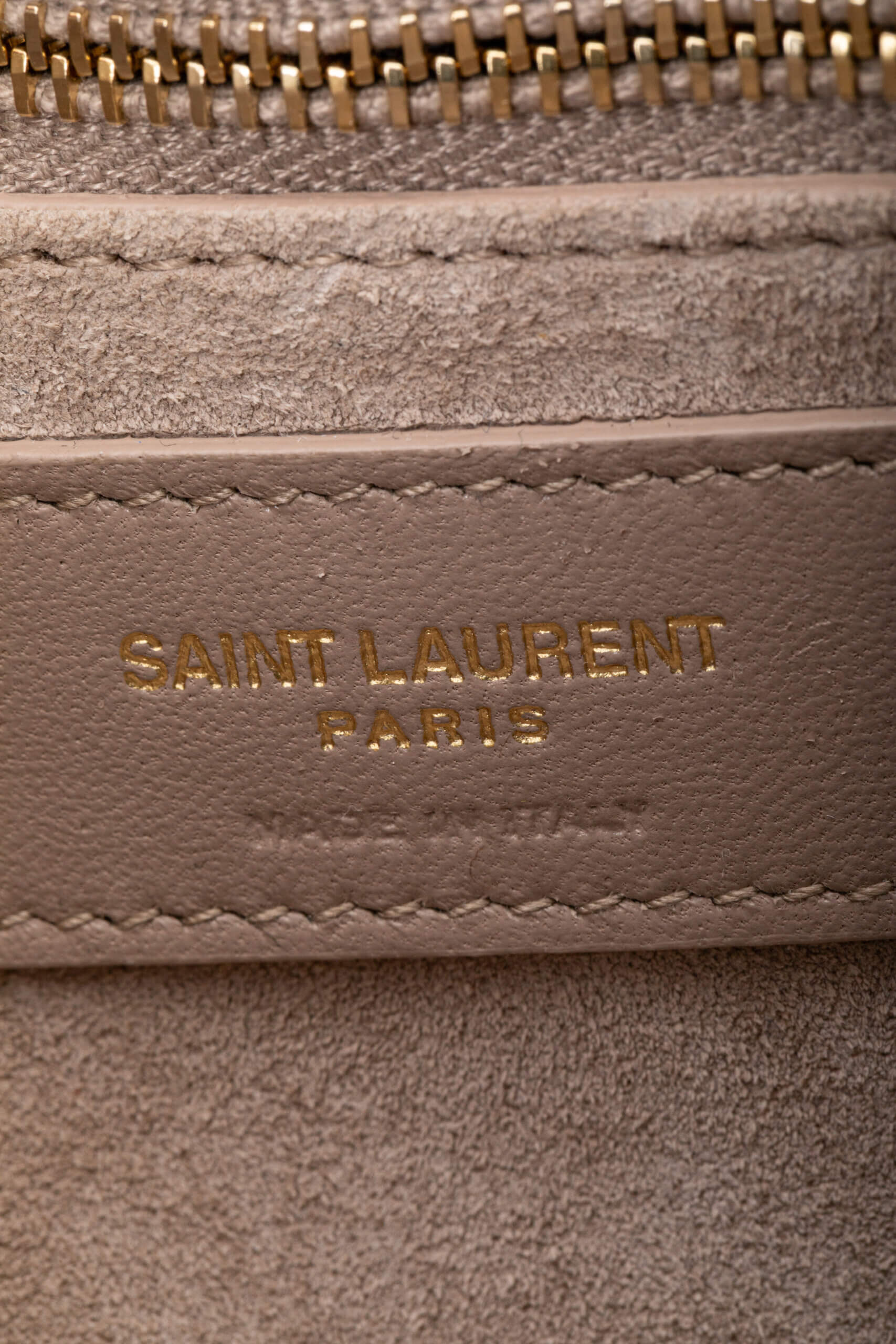 <span style="font-size: 10px;letter-spacing: .15em">HARD TO FIND</span><br>            <strong>SAINT LAURENT</strong><br>            <div style="margin-top:10px;font-size:16px">Smooth Calfskin Le 5 a 7 Hobo Crema Soft</div><br> - Image 12