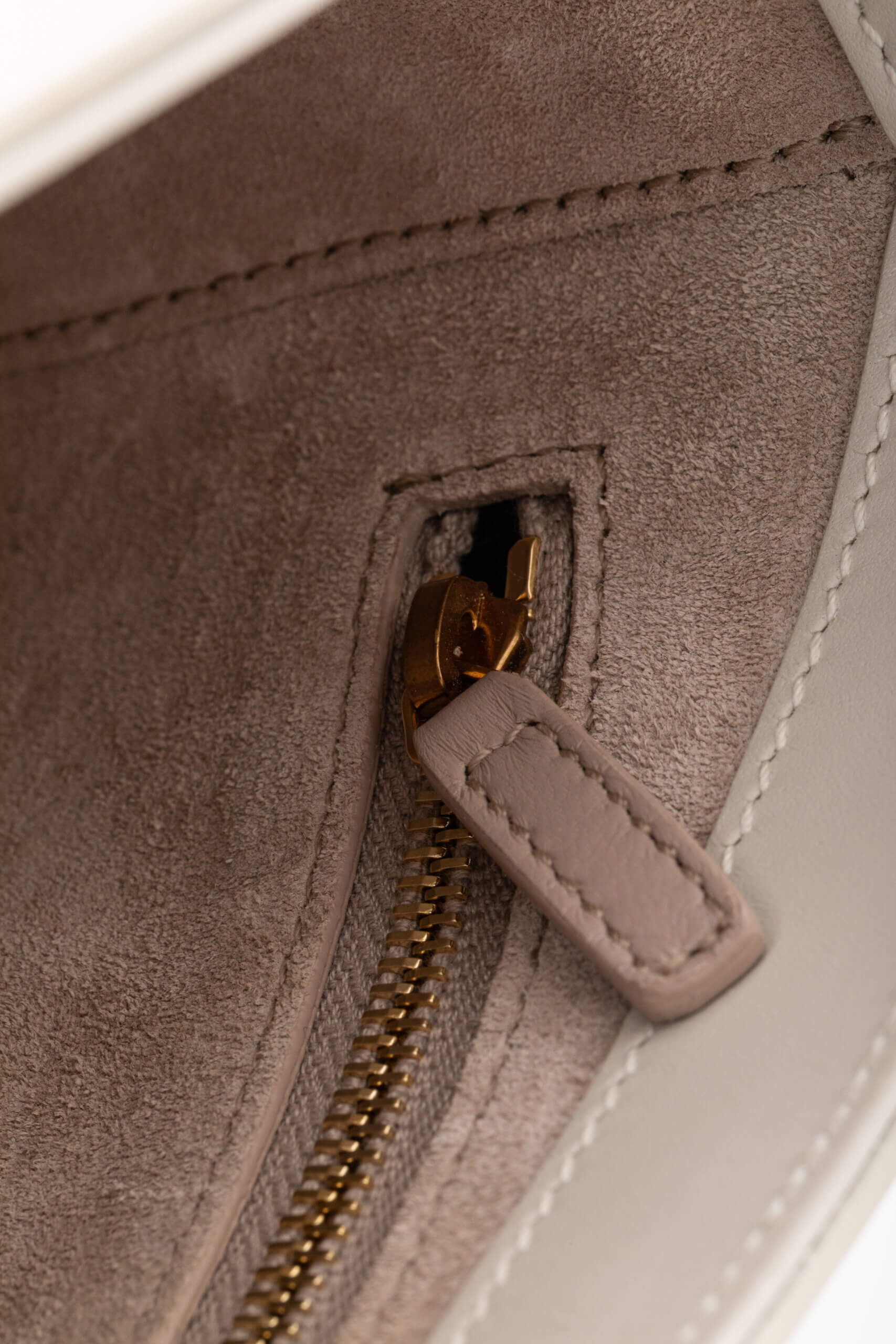 <span style="font-size: 10px;letter-spacing: .15em">HARD TO FIND</span><br>            <strong>SAINT LAURENT</strong><br>            <div style="margin-top:10px;font-size:16px">Smooth Calfskin Le 5 a 7 Hobo Crema Soft</div><br> - Image 13