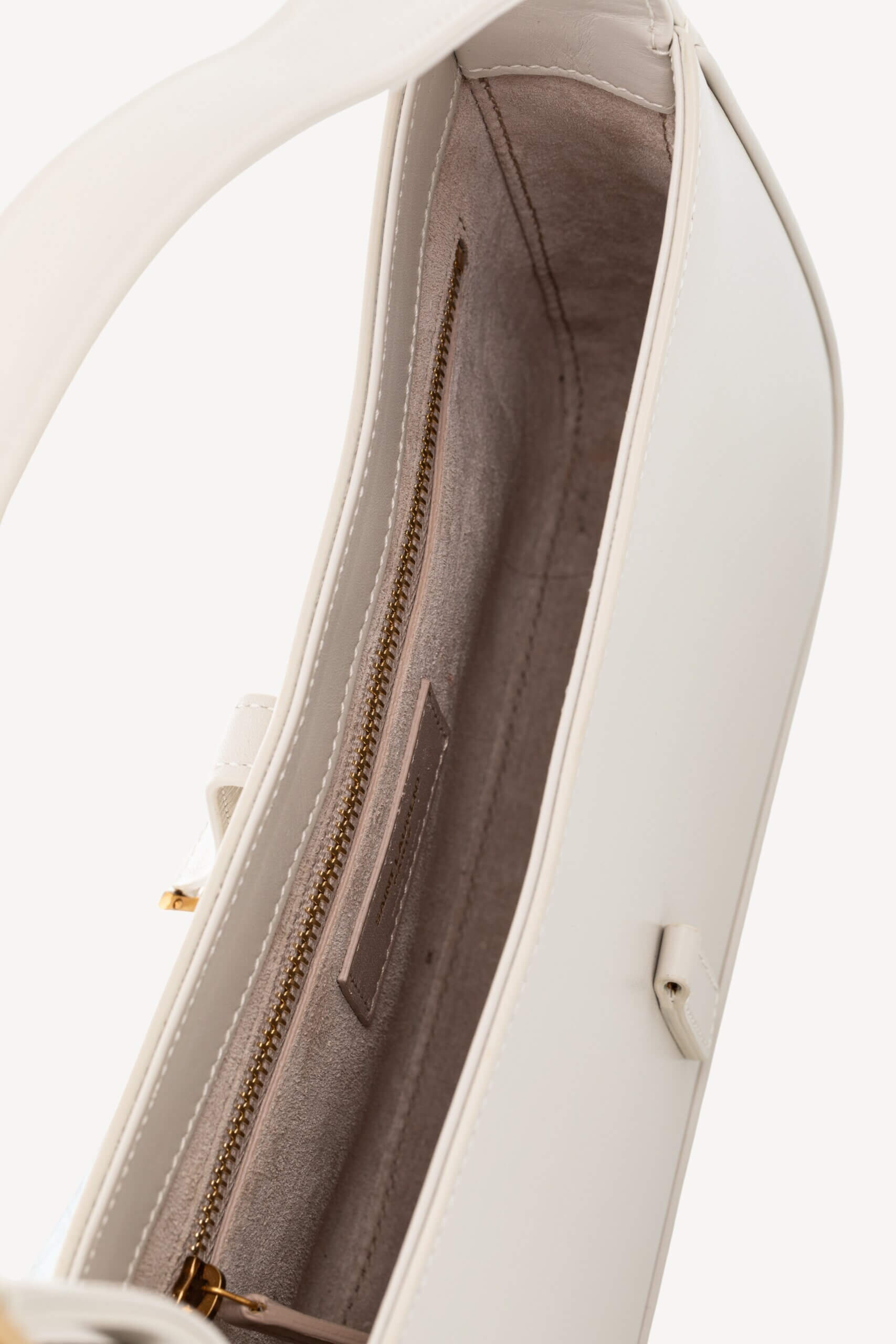 <span style="font-size: 10px;letter-spacing: .15em">HARD TO FIND</span><br>            <strong>SAINT LAURENT</strong><br>            <div style="margin-top:10px;font-size:16px">Smooth Calfskin Le 5 a 7 Hobo Crema Soft</div><br> - Image 14