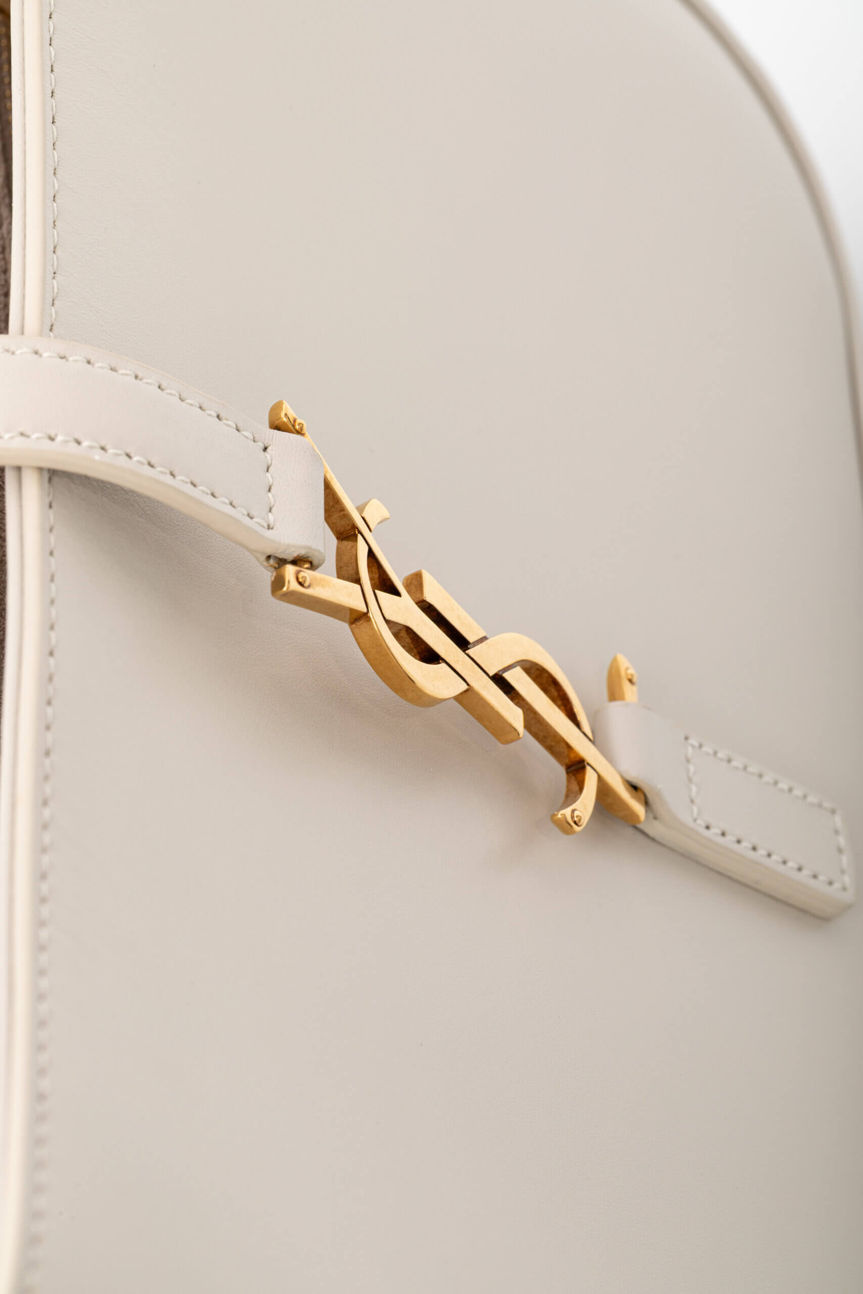 <span style="font-size: 10px;letter-spacing: .15em">HARD TO FIND</span><br>            <strong>SAINT LAURENT</strong><br>            <div style="margin-top:10px;font-size:16px">Smooth Calfskin Le 5 a 7 Hobo Crema Soft</div><br> - Image 15