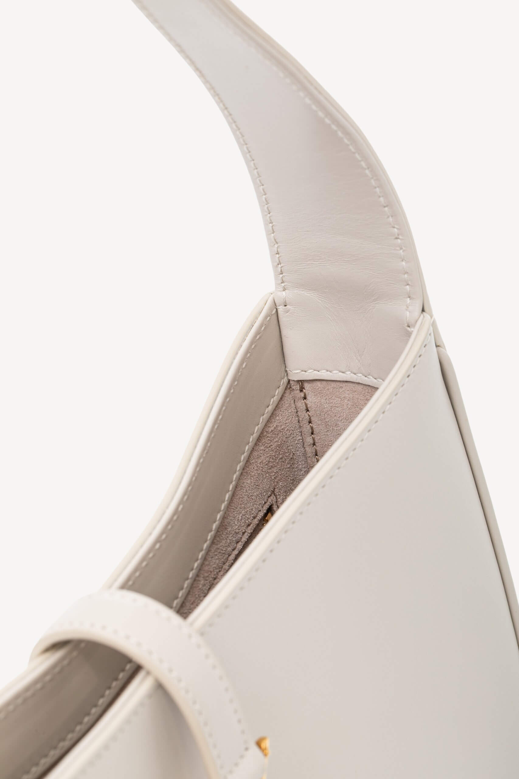 <span style="font-size: 10px;letter-spacing: .15em">HARD TO FIND</span><br>            <strong>SAINT LAURENT</strong><br>            <div style="margin-top:10px;font-size:16px">Smooth Calfskin Le 5 a 7 Hobo Crema Soft</div><br> - Image 16