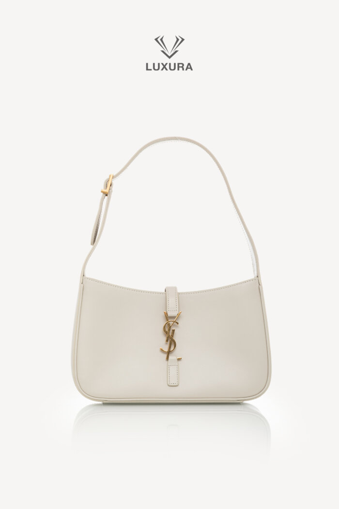<span style="font-size: 10px;letter-spacing: .15em">HARD TO FIND</span><br> <strong>SAINT LAURENT</strong><br> <div style="margin-top:10px;font-size:16px">Smooth Calfskin Le 5 a 7 Hobo Crema Soft</div><br>
