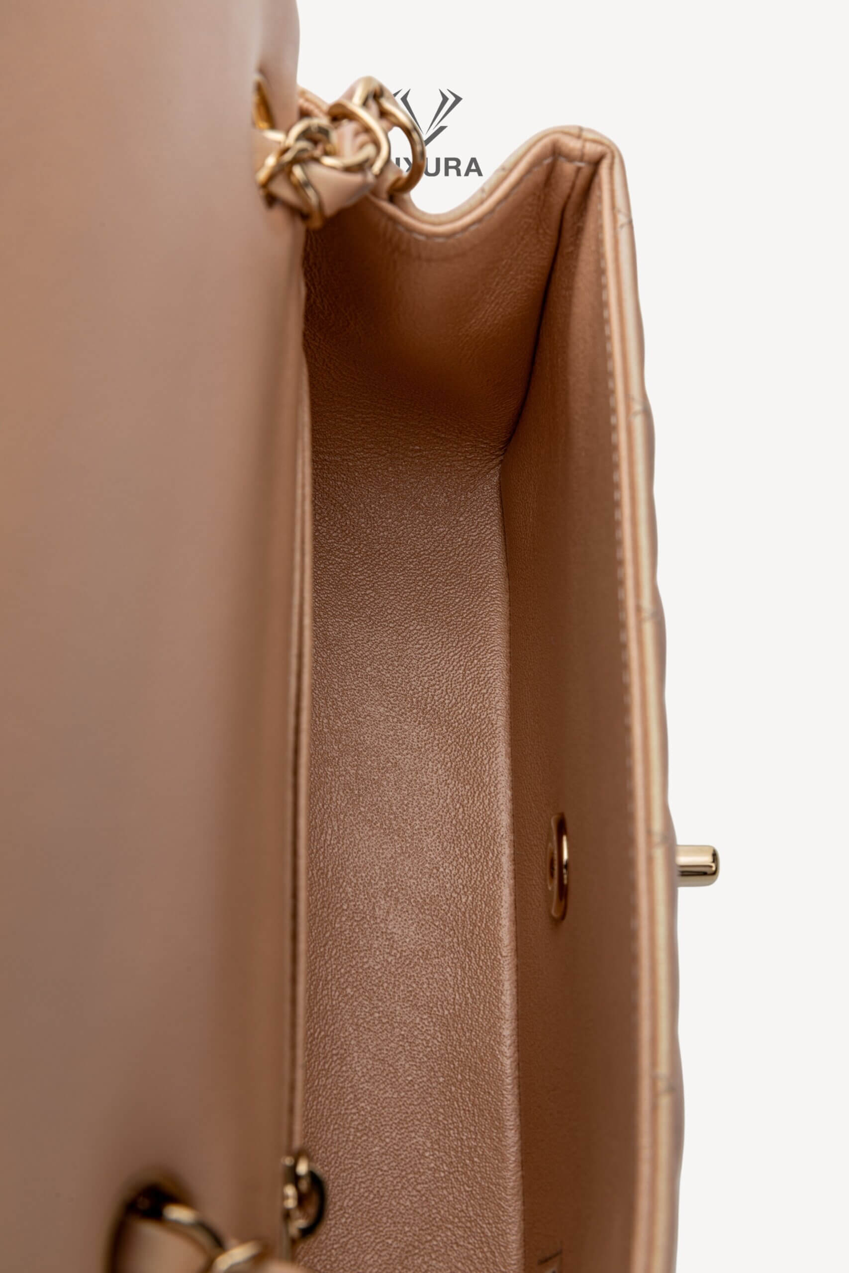 <span style="font-size: 10px;letter-spacing: .15em">HARD TO FIND</span><br>            <strong>CHANEL</strong><br>            <div style="margin-top:10px;font-size:16px">Classic Mini Rectangular Flap Bag Baby Pink Iridescent Lambskin Leather</div><br> - Image 19