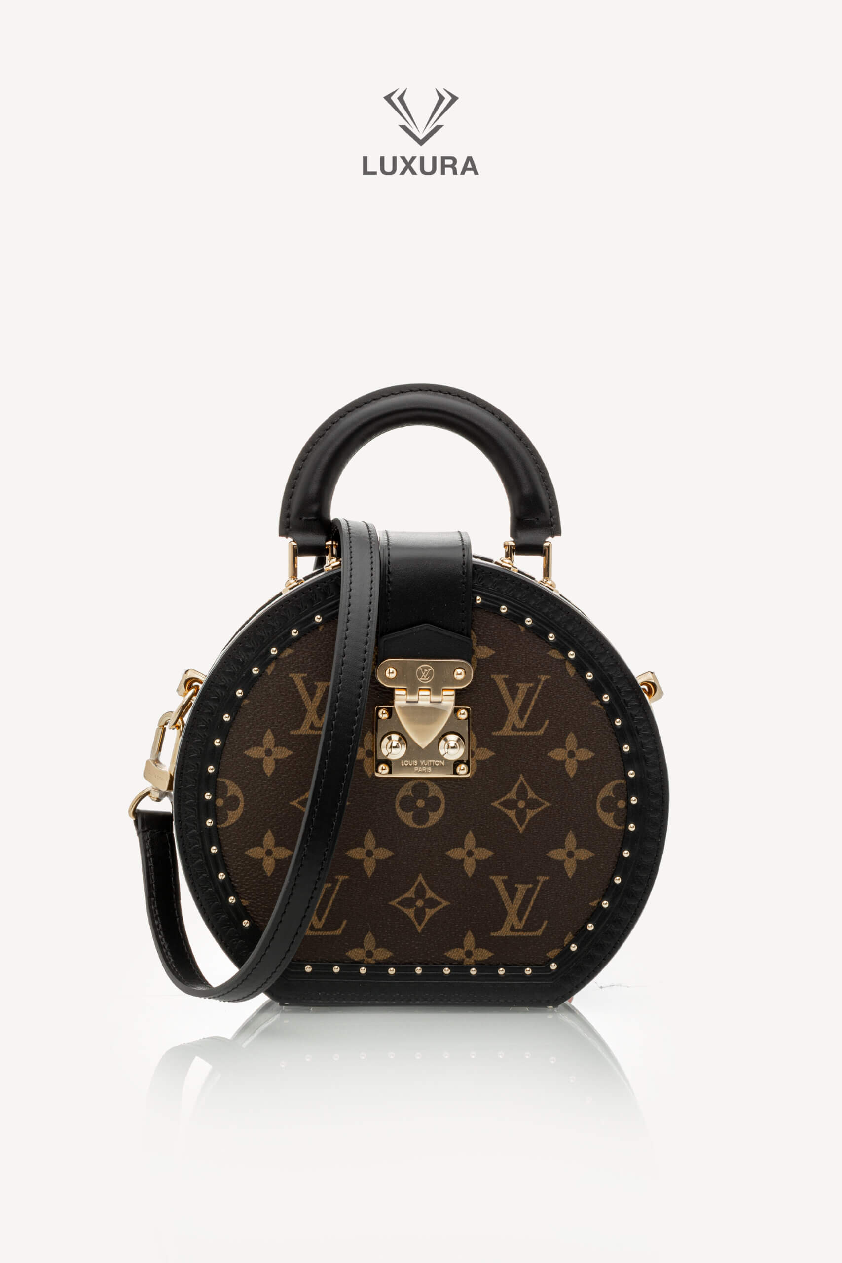 <span style="font-size: 10px;letter-spacing: .15em">NEW COLLECTION</span><br>            <strong>LOUIS VUITTON</strong><br>            <div style="margin-top:10px;font-size:16px">Boite Chapeau PM Monogram Coated Canvas M15293</div><br>