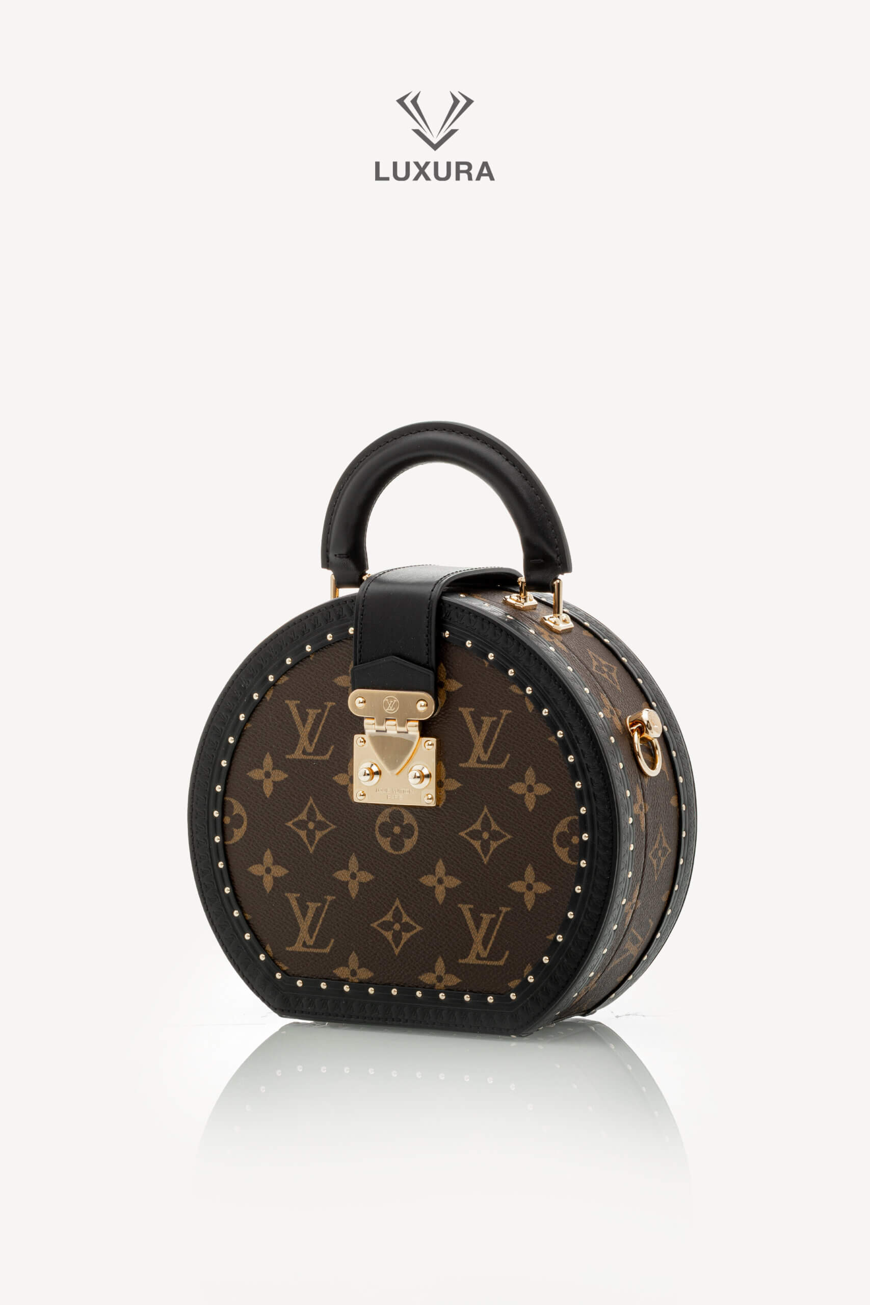 <span style="font-size: 10px;letter-spacing: .15em">NEW COLLECTION</span><br>            <strong>LOUIS VUITTON</strong><br>            <div style="margin-top:10px;font-size:16px">Boite Chapeau PM Monogram Coated Canvas M15293</div><br> - Image 10