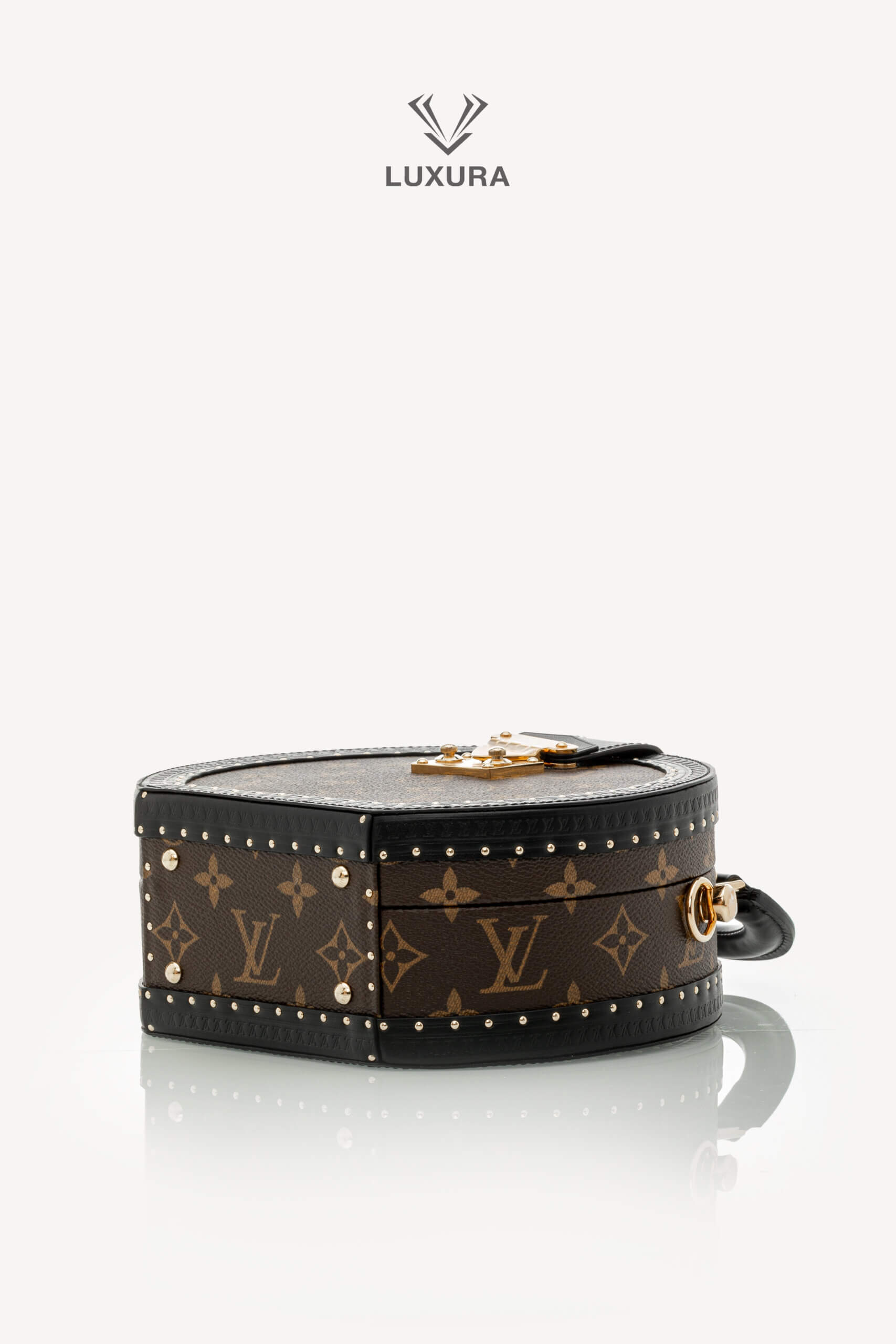 <span style="font-size: 10px;letter-spacing: .15em">NEW COLLECTION</span><br>            <strong>LOUIS VUITTON</strong><br>            <div style="margin-top:10px;font-size:16px">Boite Chapeau PM Monogram Coated Canvas M15293</div><br> - Image 31