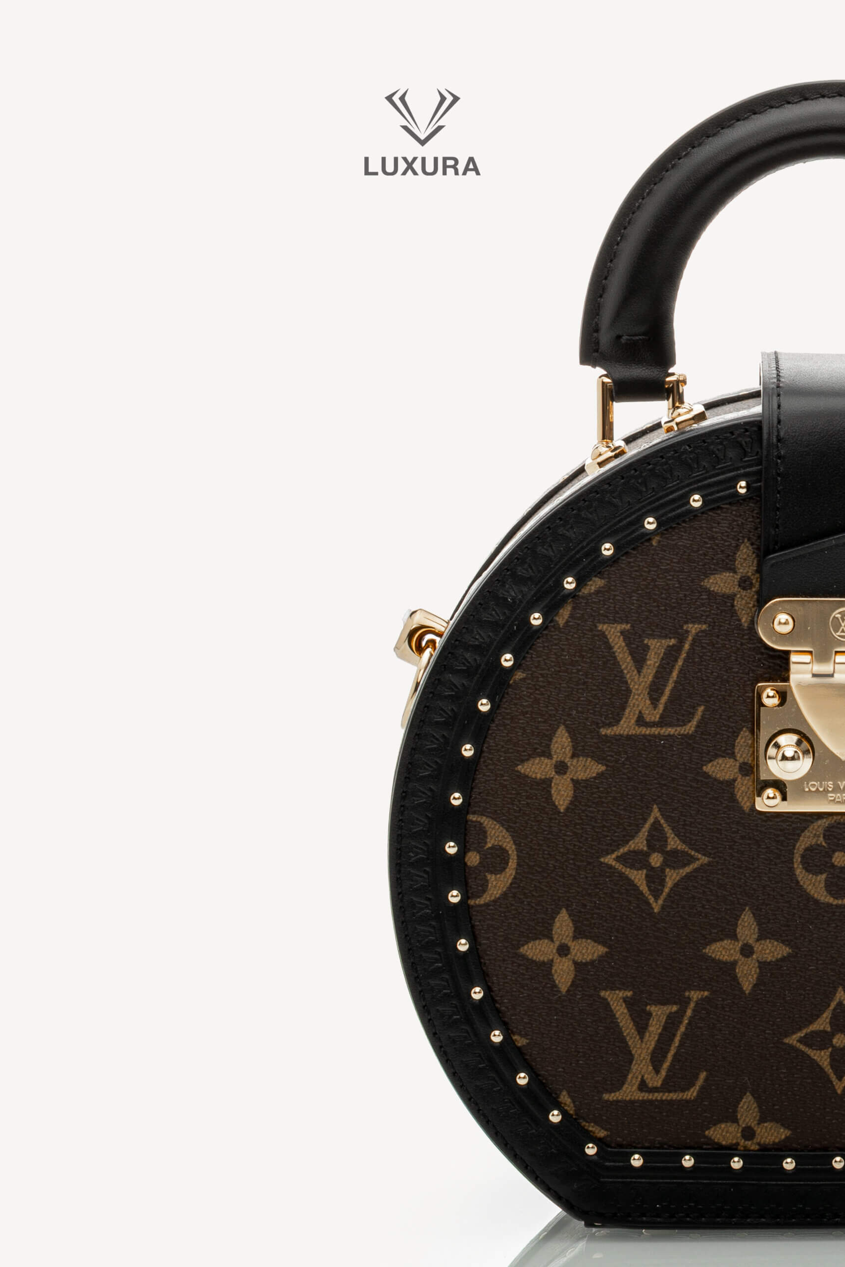<span style="font-size: 10px;letter-spacing: .15em">NEW COLLECTION</span><br>            <strong>LOUIS VUITTON</strong><br>            <div style="margin-top:10px;font-size:16px">Boite Chapeau PM Monogram Coated Canvas M15293</div><br> - Image 6