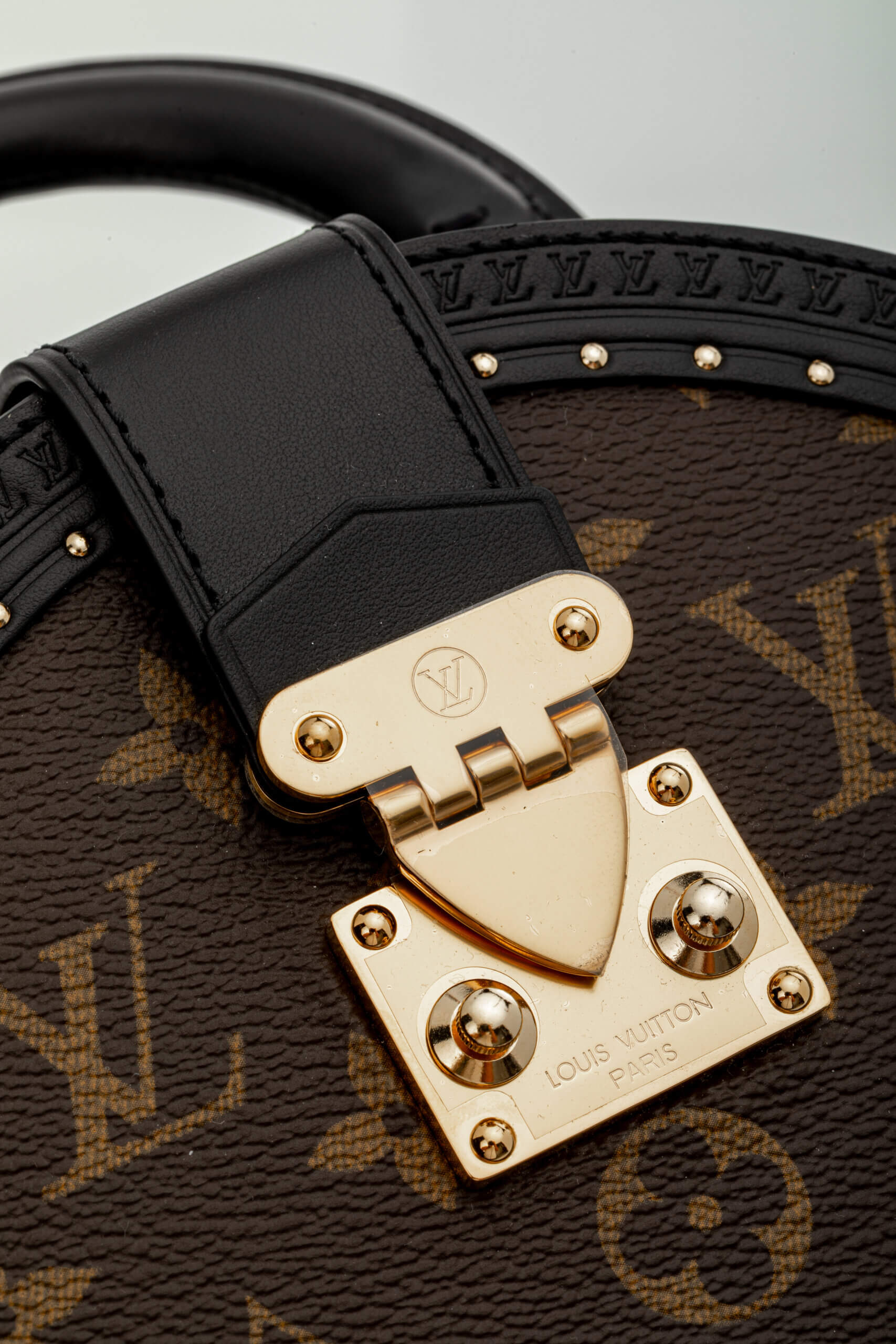 <span style="font-size: 10px;letter-spacing: .15em">NEW COLLECTION</span><br>            <strong>LOUIS VUITTON</strong><br>            <div style="margin-top:10px;font-size:16px">Boite Chapeau PM Monogram Coated Canvas M15293</div><br> - Image 11